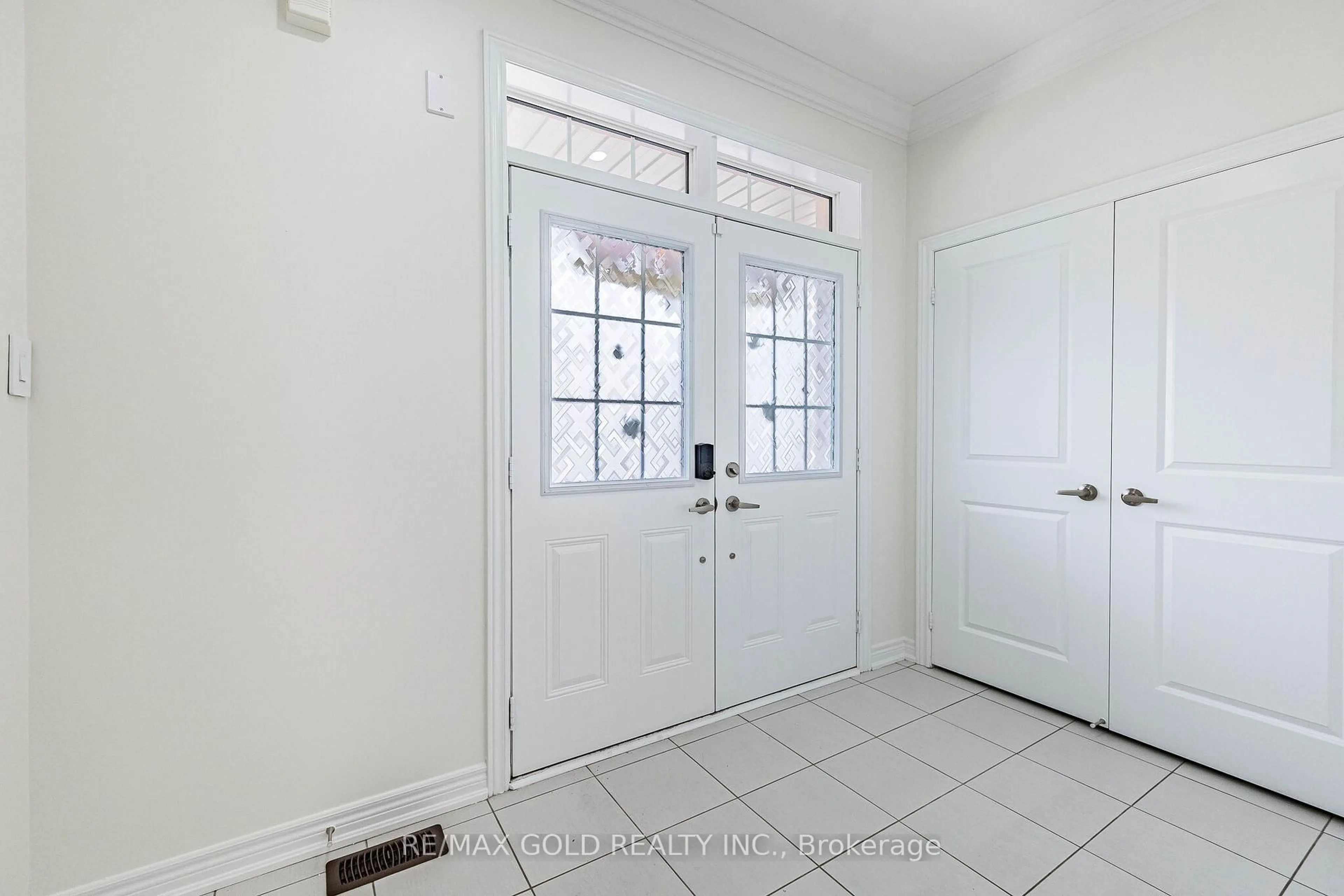Indoor entryway for 6 Agosto St, Brampton Ontario L7A 5B1
