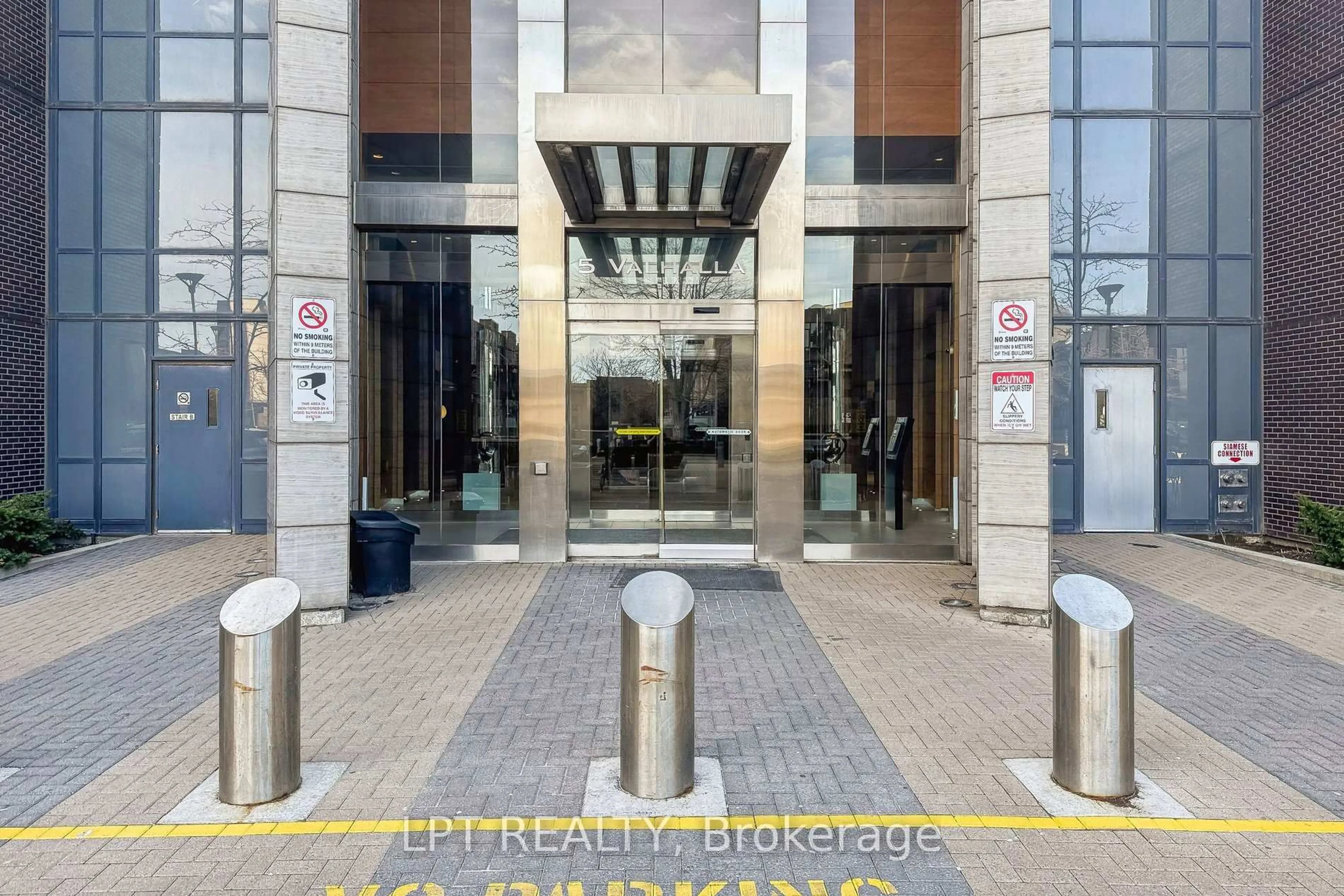 Indoor foyer for 5 Valhalla Inn Rd #3105, Toronto Ontario M9B 0B1