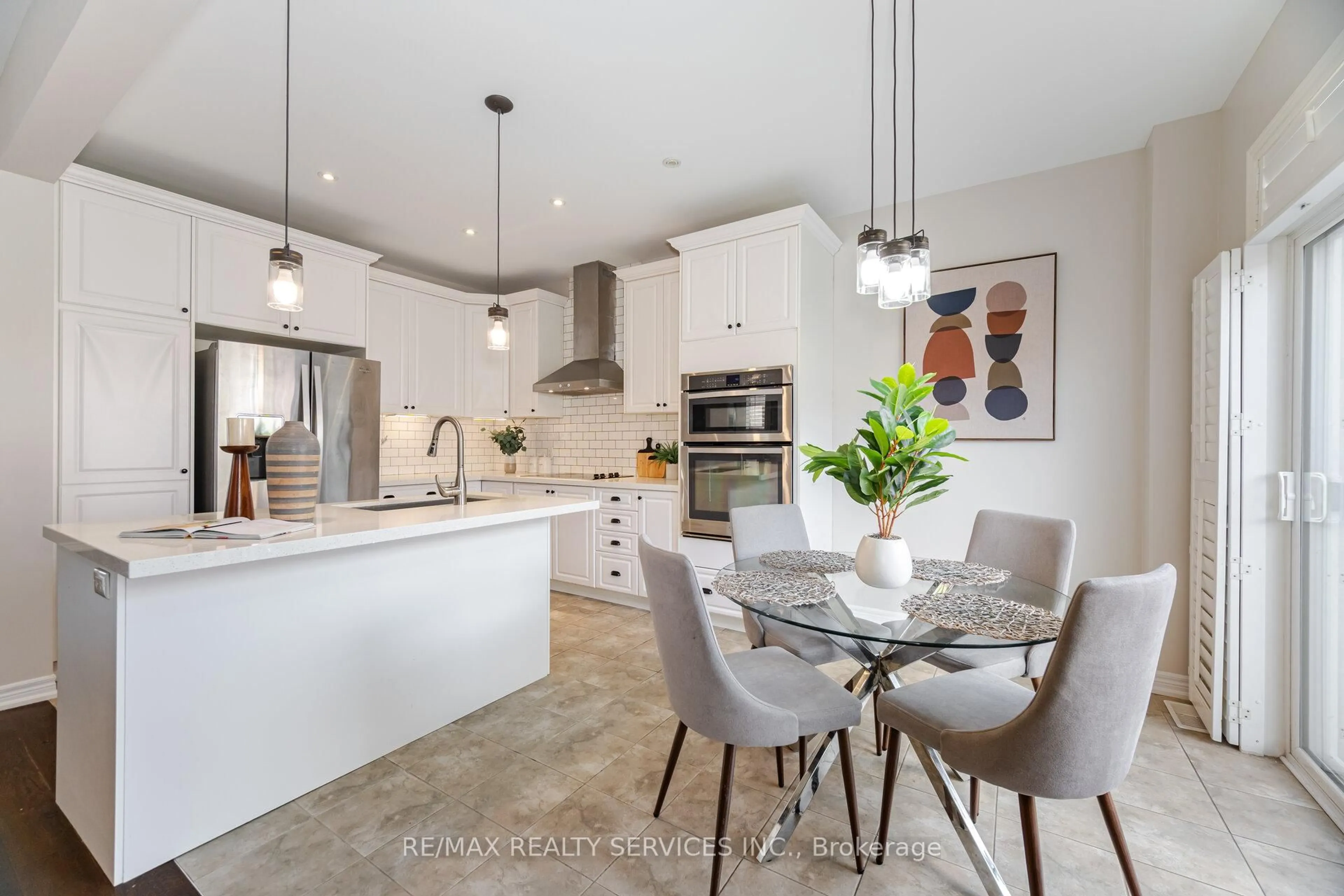 Open concept kitchen, ceramic/tile floor for 9 Meadowcreek Rd, Caledon Ontario L7C 3Y9