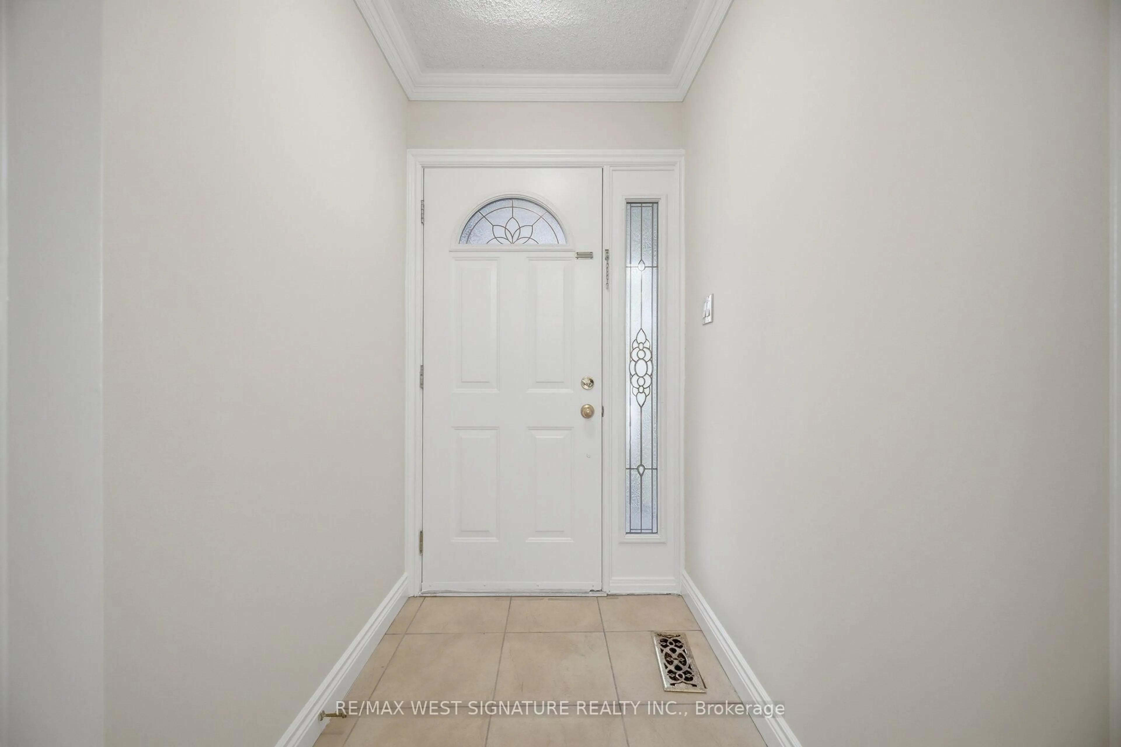 Indoor entryway for 36 Windsor Rd, Toronto Ontario M9R 3G4