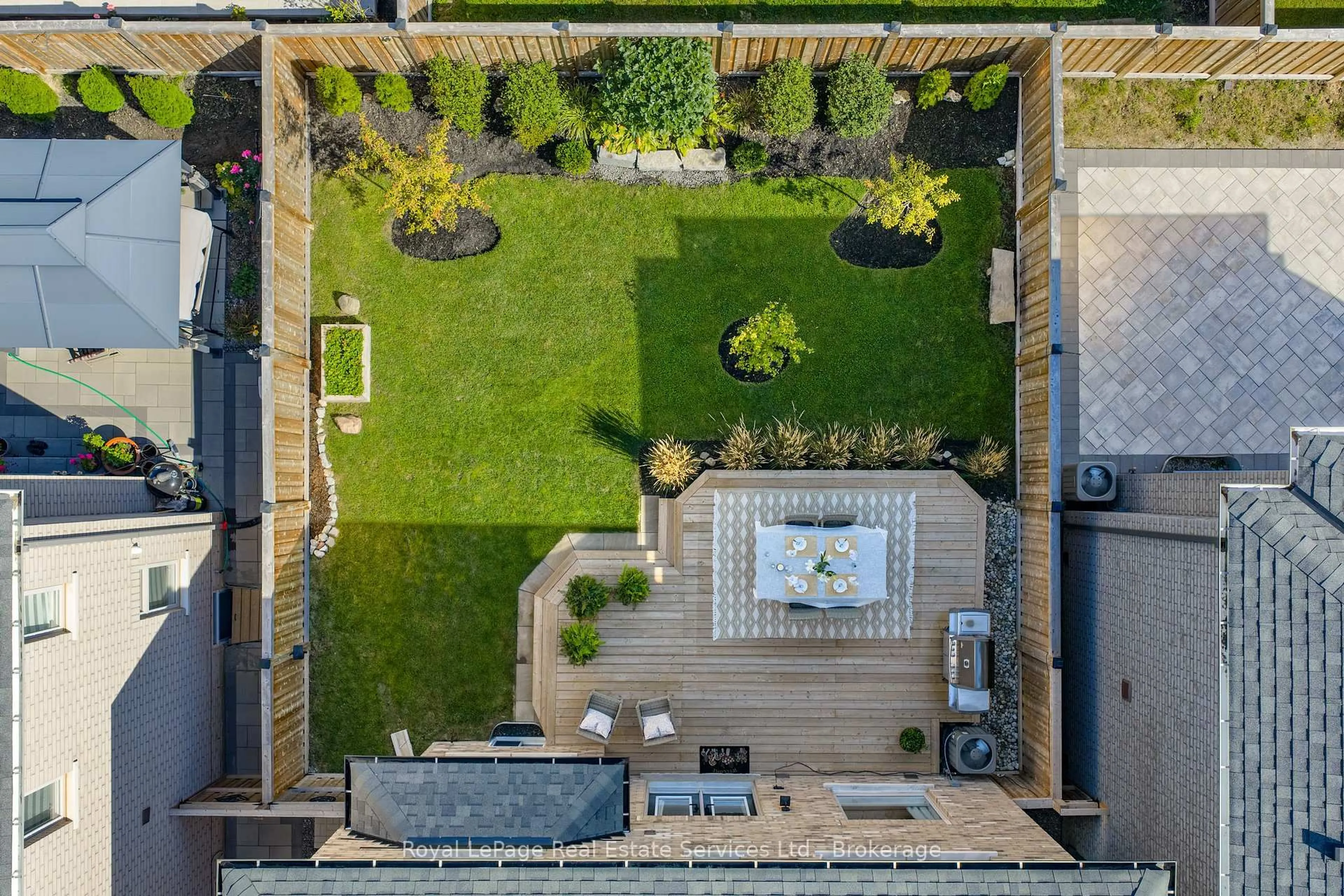 A pic from outside/outdoor area/front of a property/back of a property/a pic from drone, street for 3395 Post Rd, Oakville Ontario L6H 0Z2