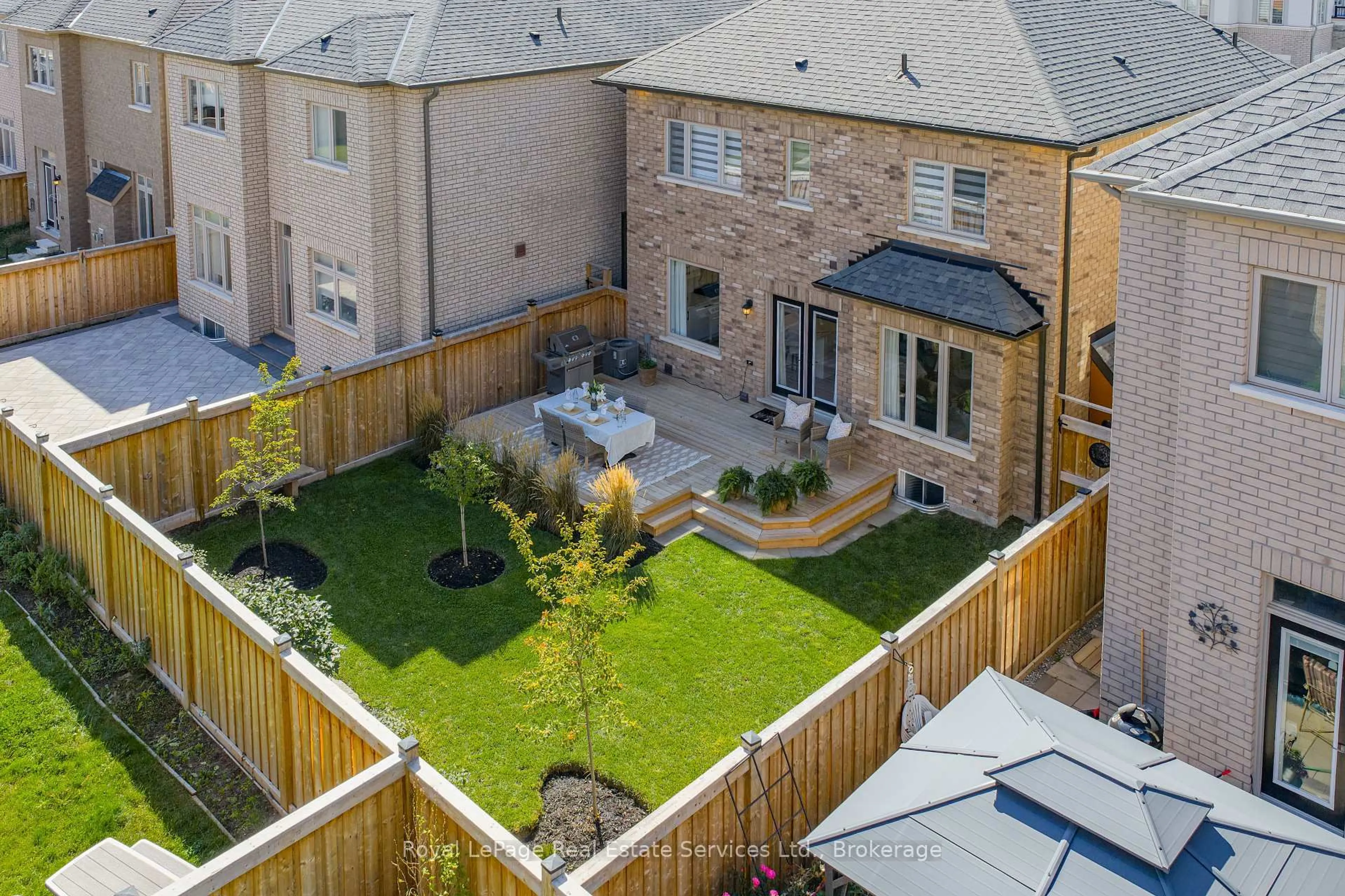 A pic from outside/outdoor area/front of a property/back of a property/a pic from drone, street for 3395 Post Rd, Oakville Ontario L6H 0Z2