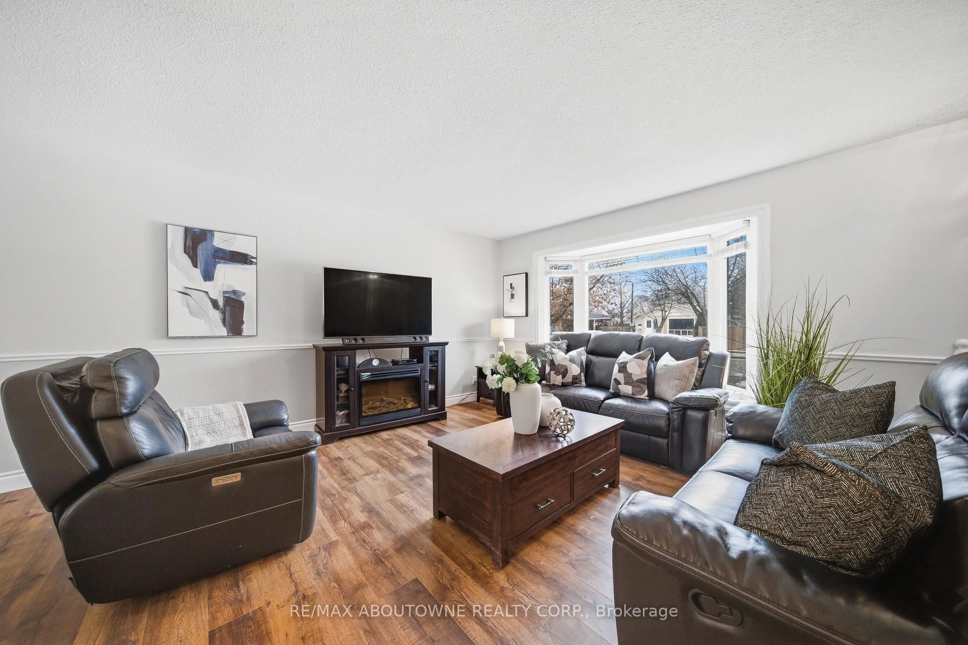 Living room with furniture, unknown for 129 Culham St, Oakville Ontario L6H 1G3