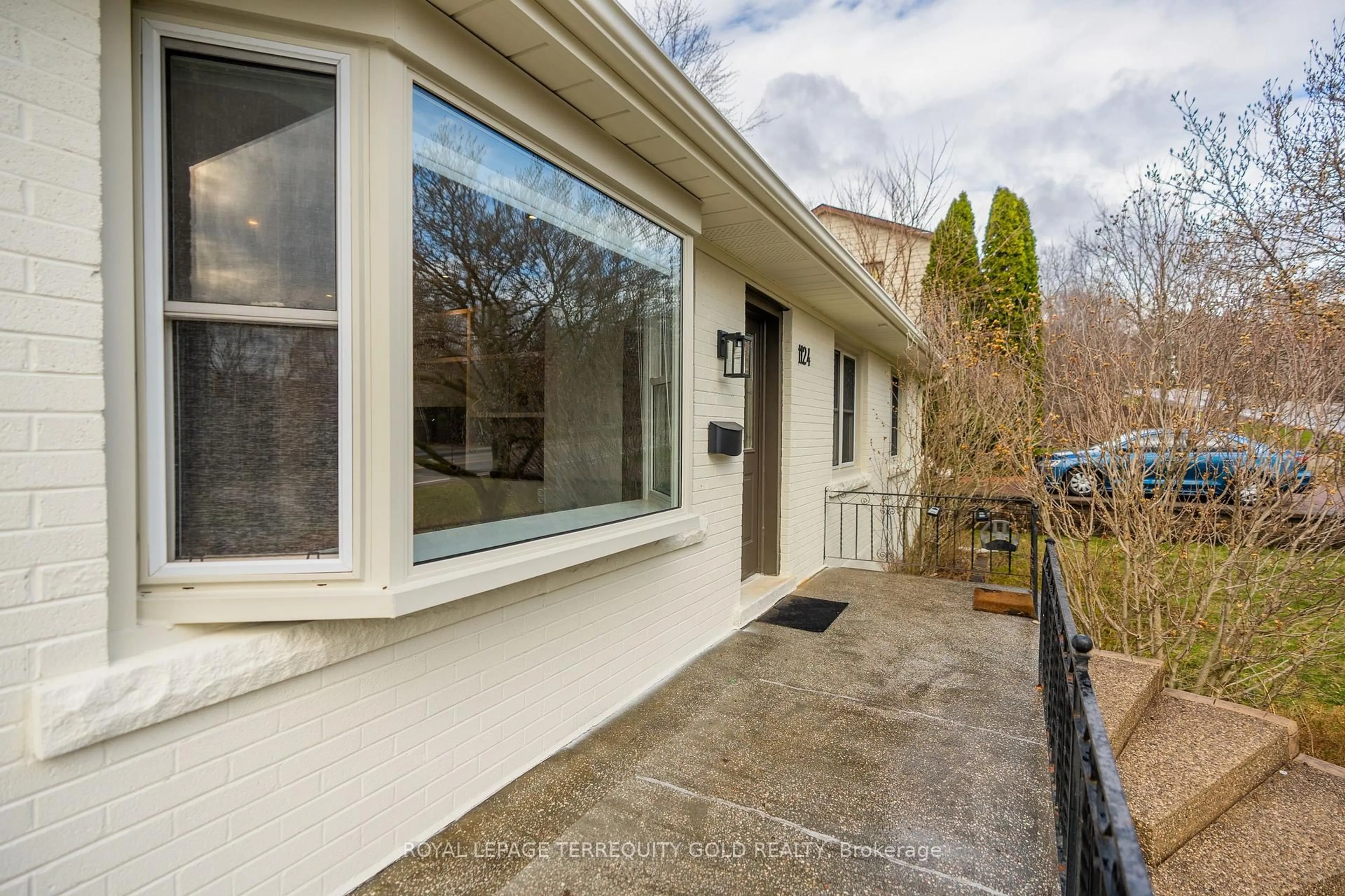 Patio, street for 1124 Kent Ave, Oakville Ontario L6H 1Z8