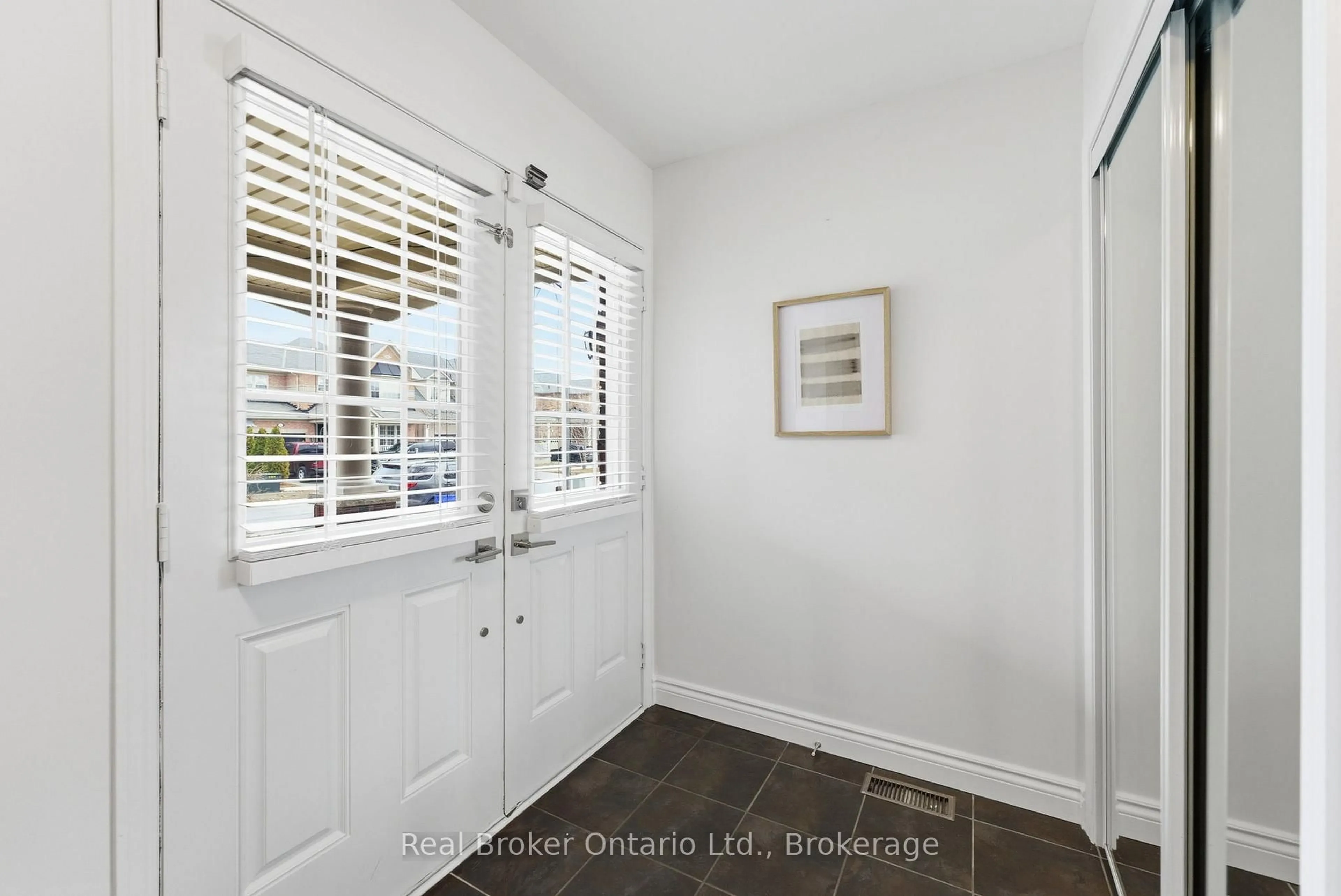 Indoor entryway for 910 Vickerman Way, Milton Ontario L9T 0K5