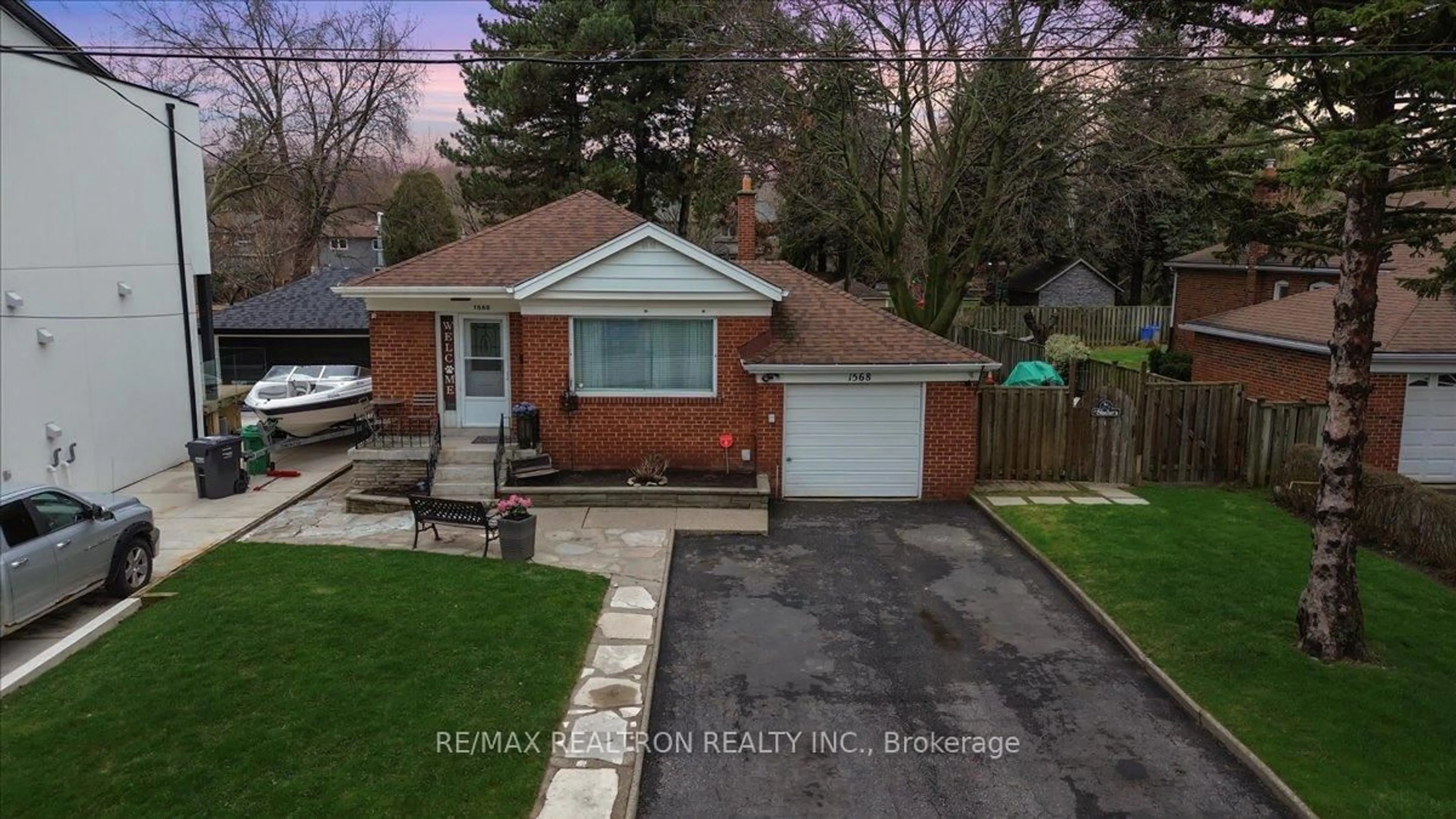 A pic from outside/outdoor area/front of a property/back of a property/a pic from drone, street for 1568 Asgard Dr, Mississauga Ontario L5E 2B8