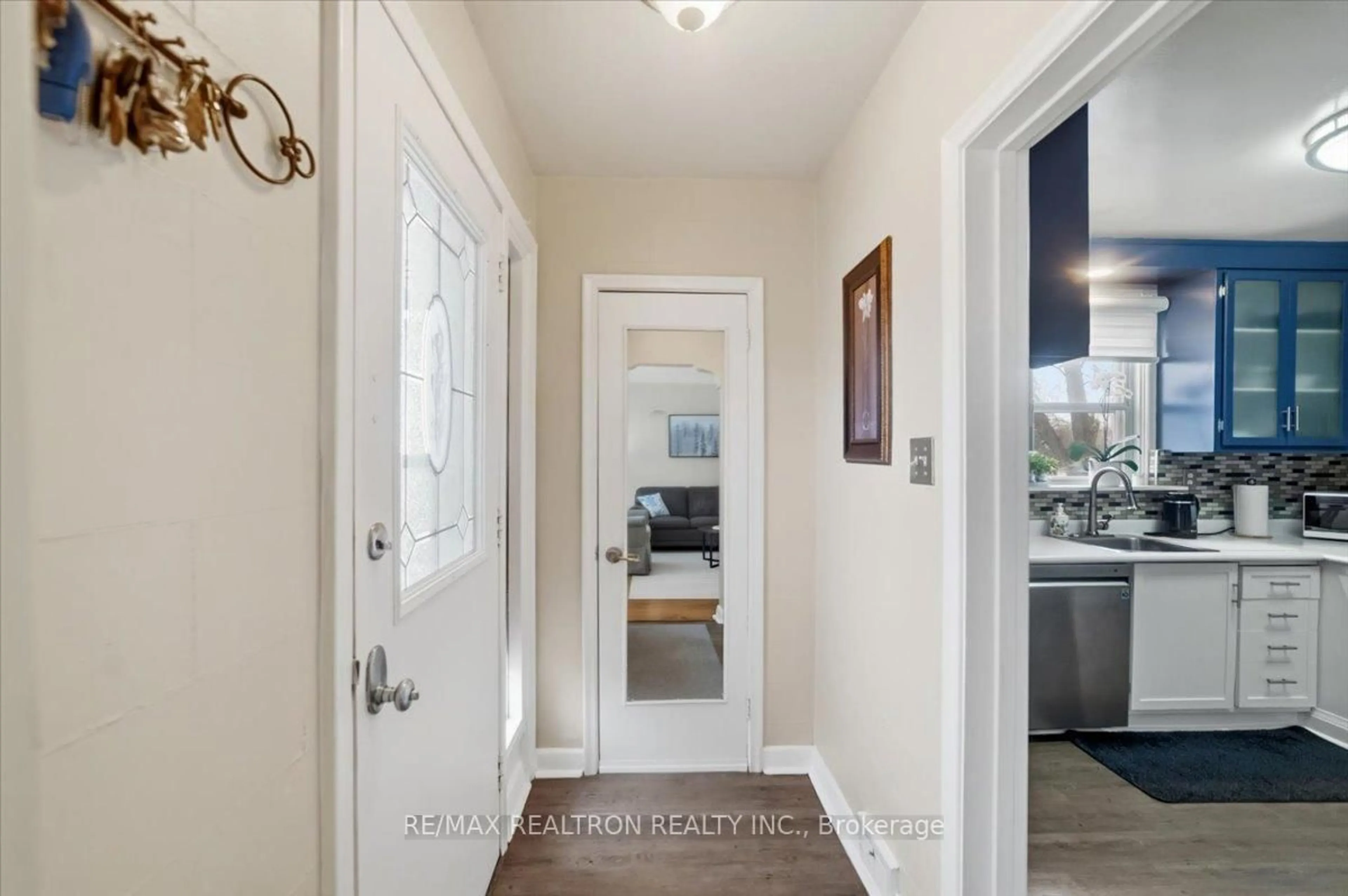 Indoor entryway for 1568 Asgard Dr, Mississauga Ontario L5E 2B8