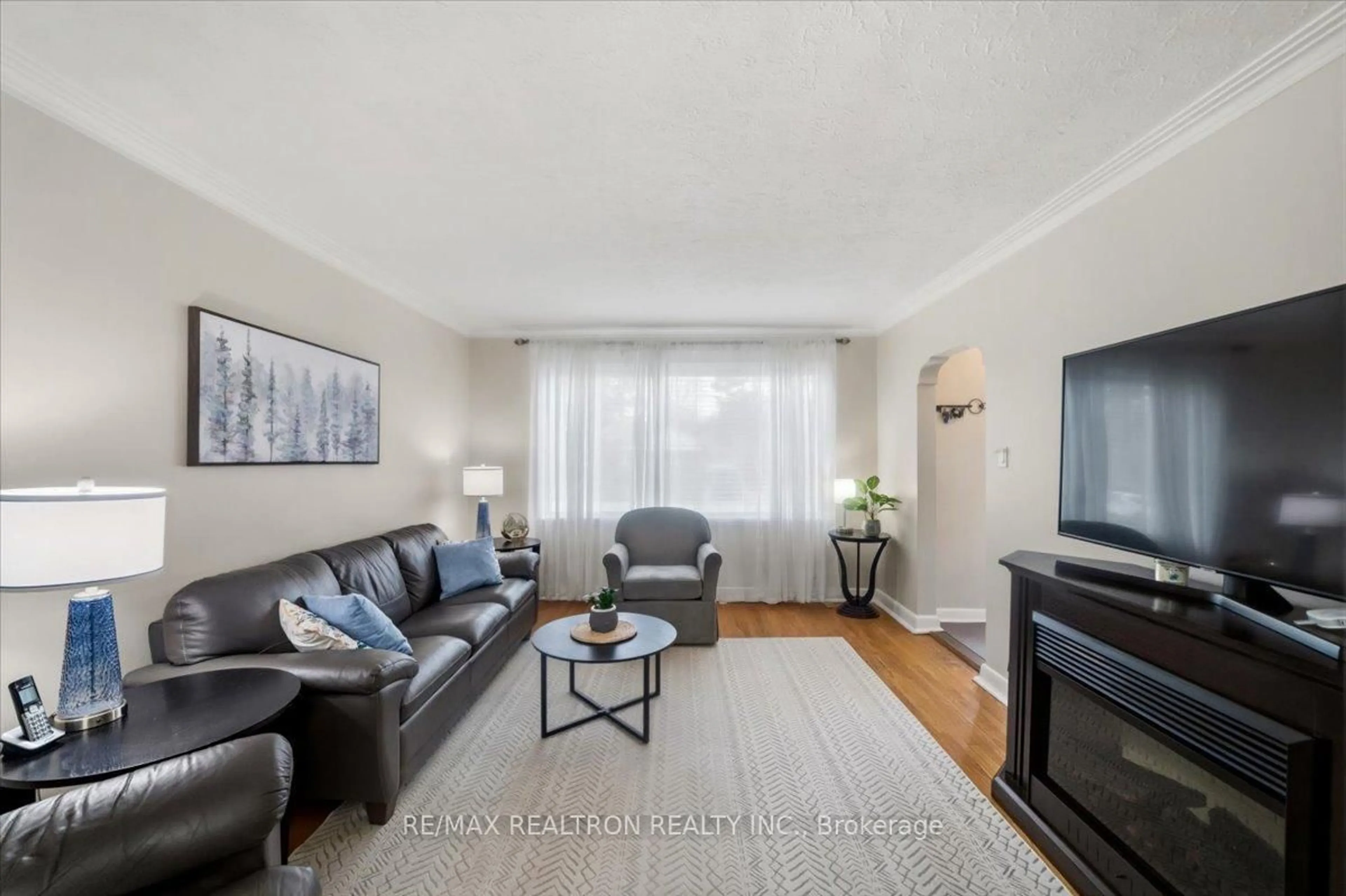 Living room with furniture, unknown for 1568 Asgard Dr, Mississauga Ontario L5E 2B8