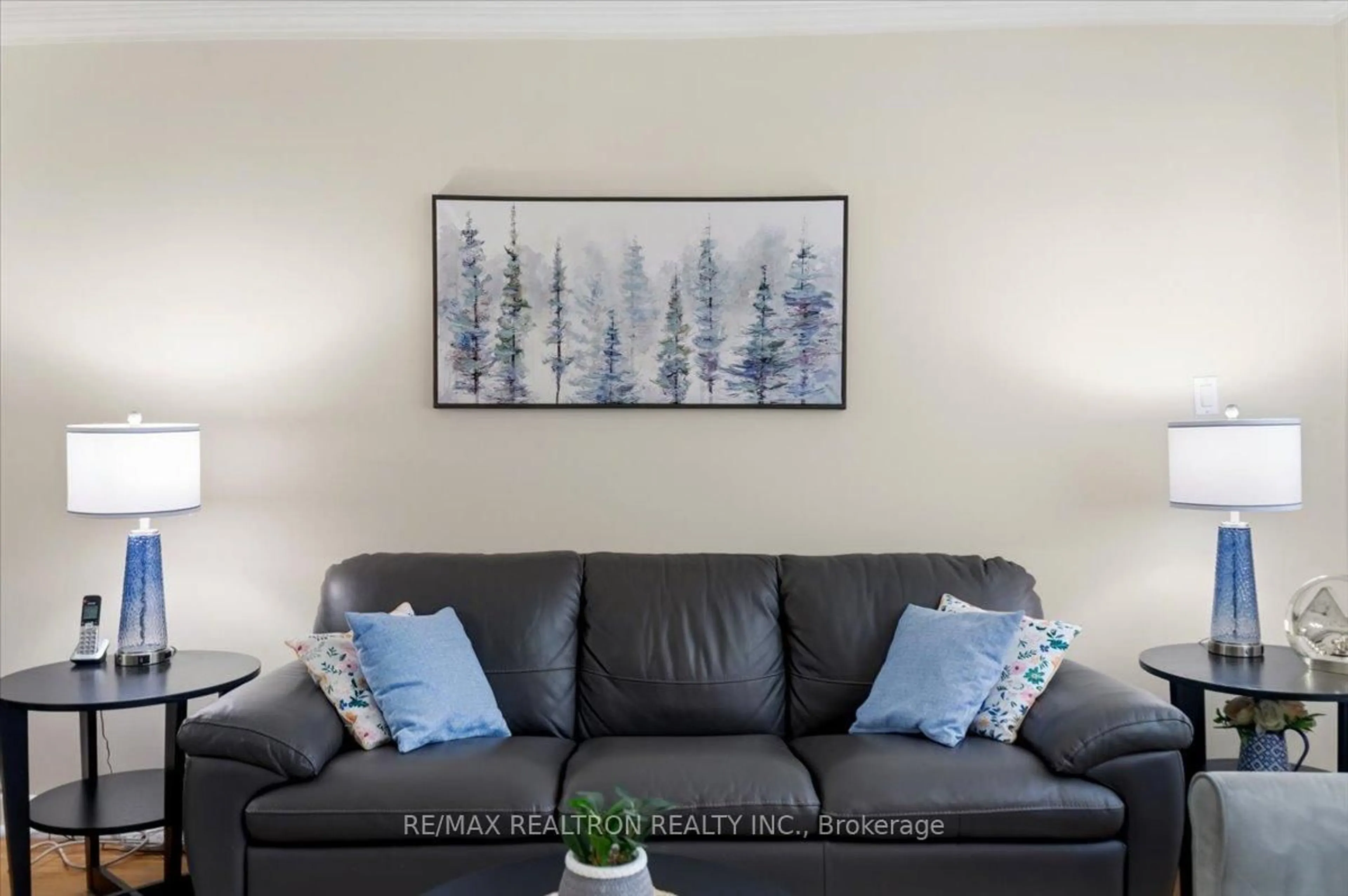 Living room with furniture, unknown for 1568 Asgard Dr, Mississauga Ontario L5E 2B8