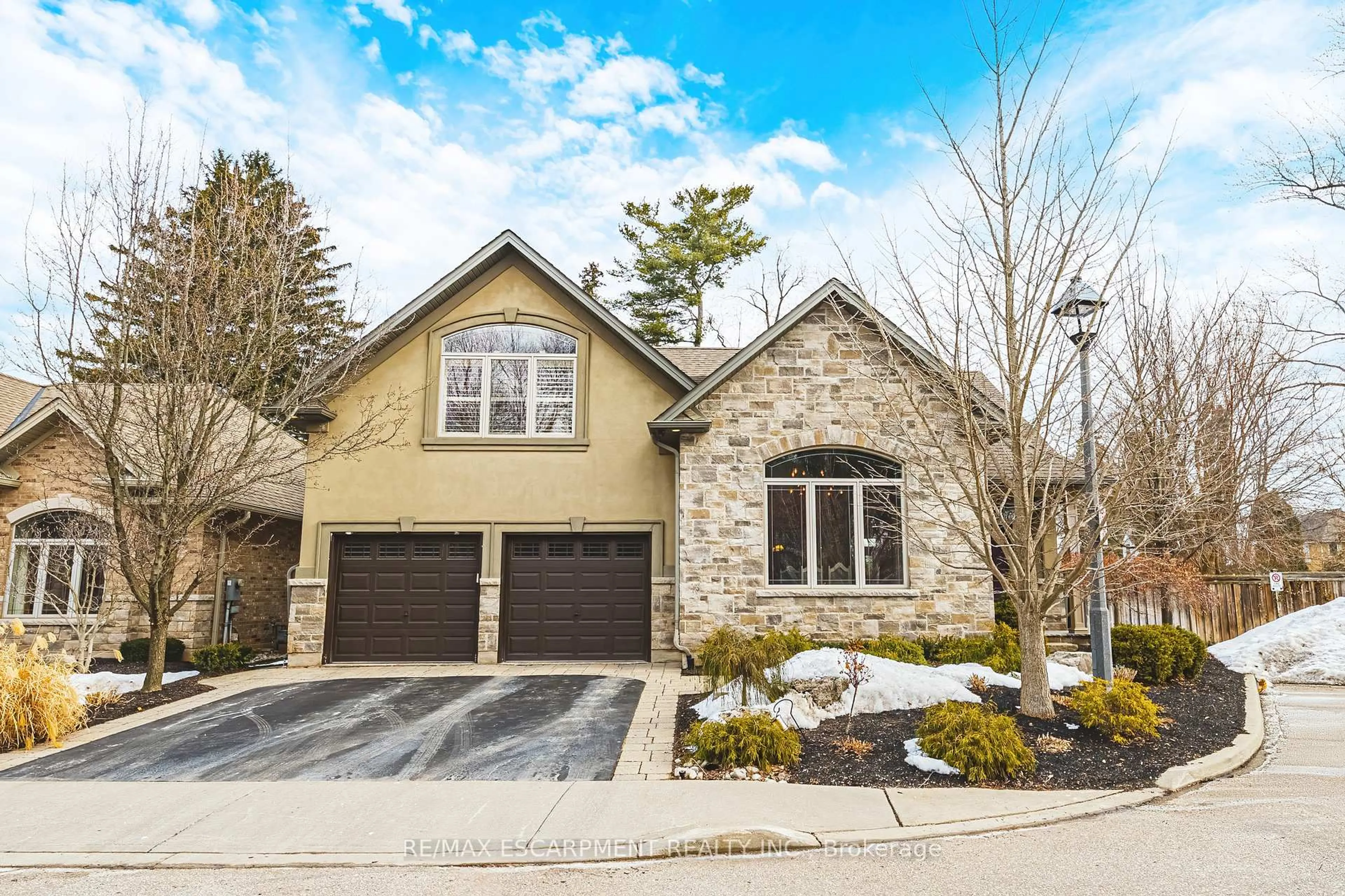 Home with brick exterior material, street for 976 Shadeland Ave #3, Burlington Ontario L7T 2M5