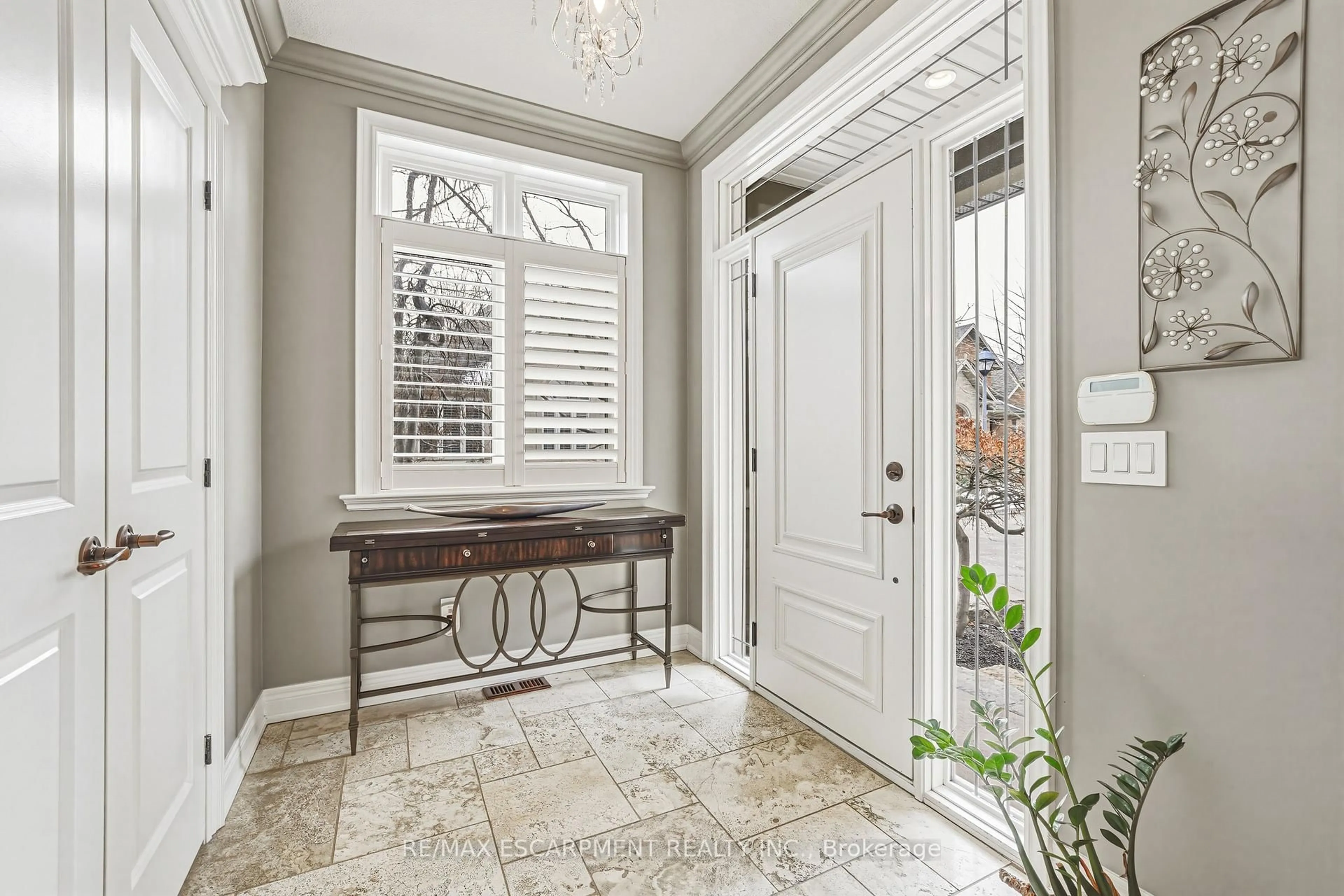 Indoor entryway for 976 Shadeland Ave #3, Burlington Ontario L7T 2M5