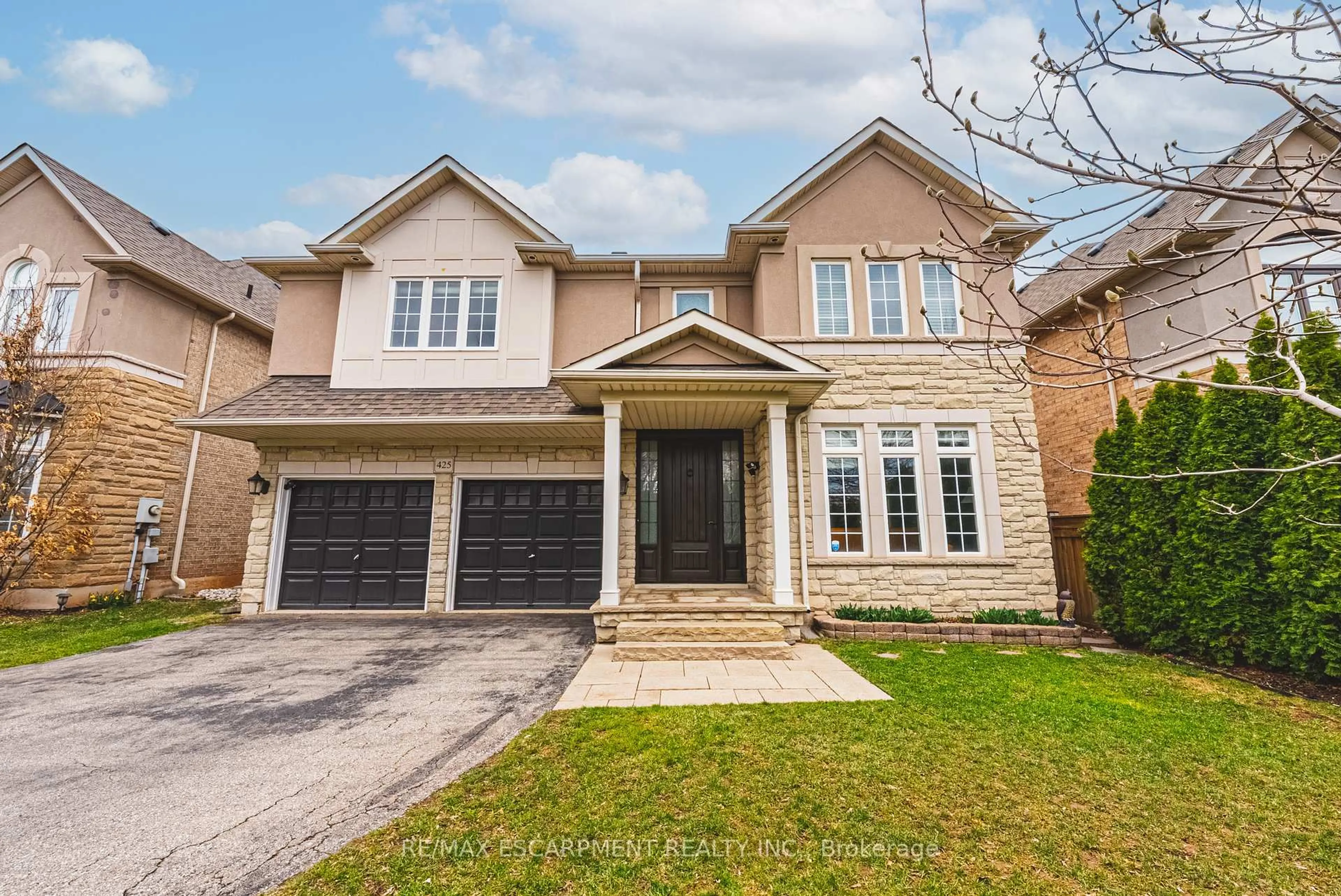 Home with brick exterior material, street for 425 Burloak Dr, Oakville Ontario L6L 6W8