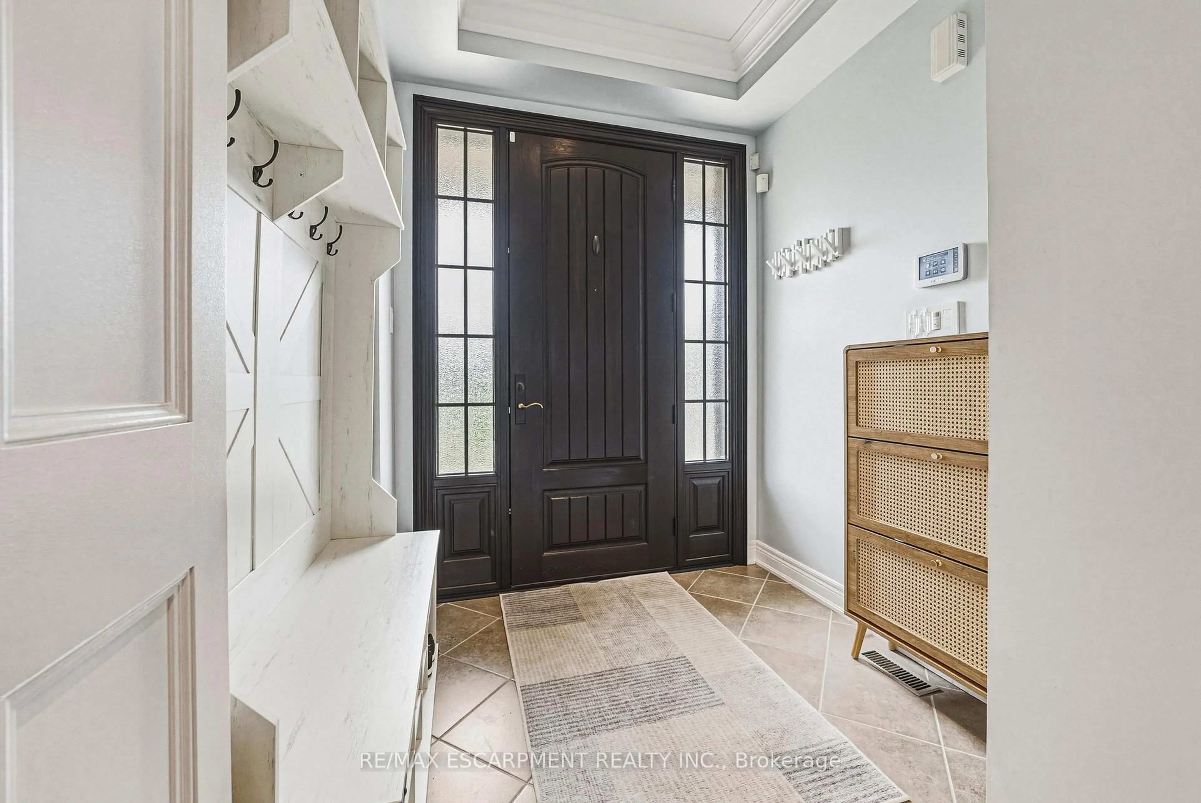 Indoor entryway for 425 Burloak Dr, Oakville Ontario L6L 6W8