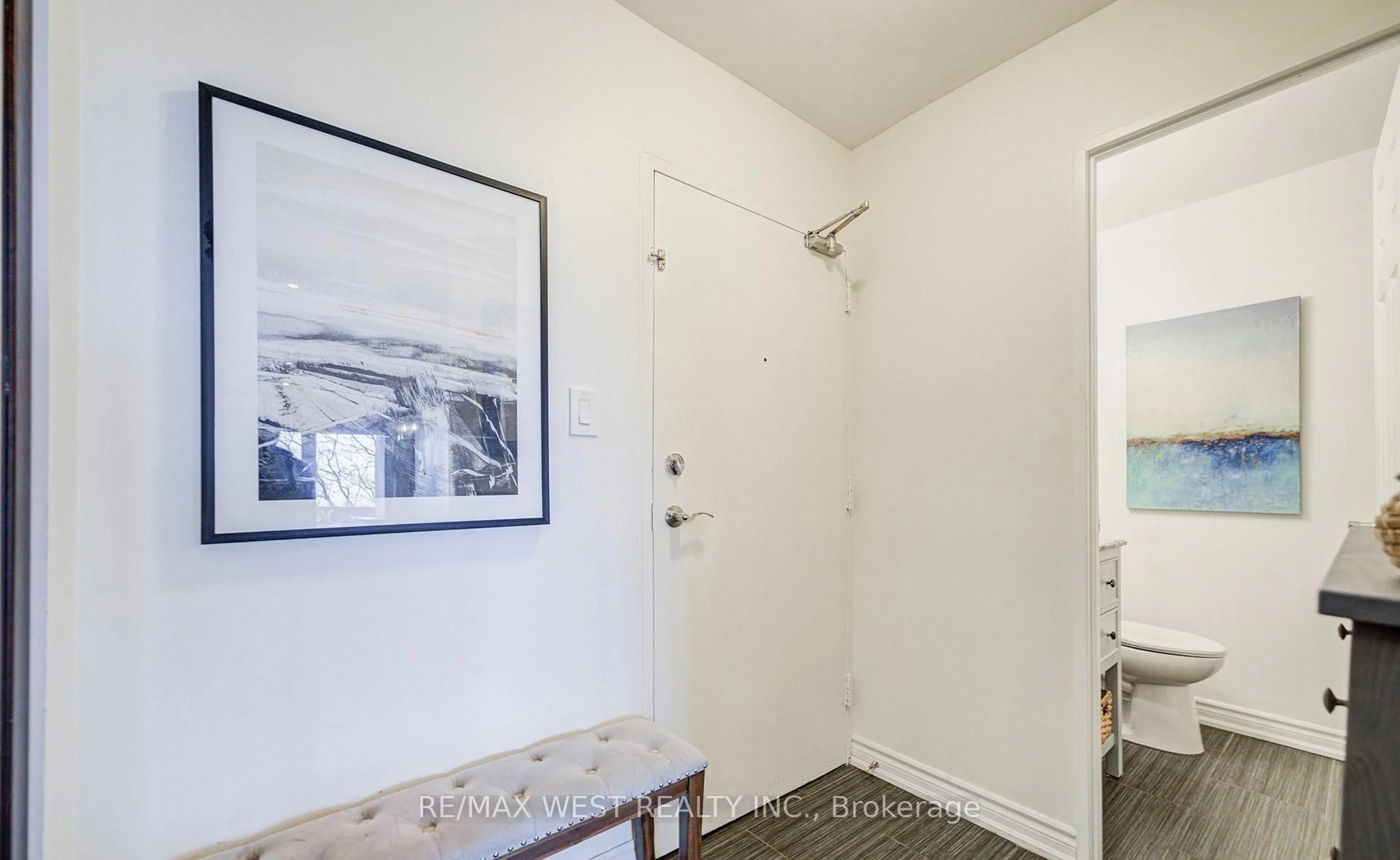 Indoor entryway for 3025 The Credit Woodlands Dr #320, Mississauga Ontario L5C 2V3