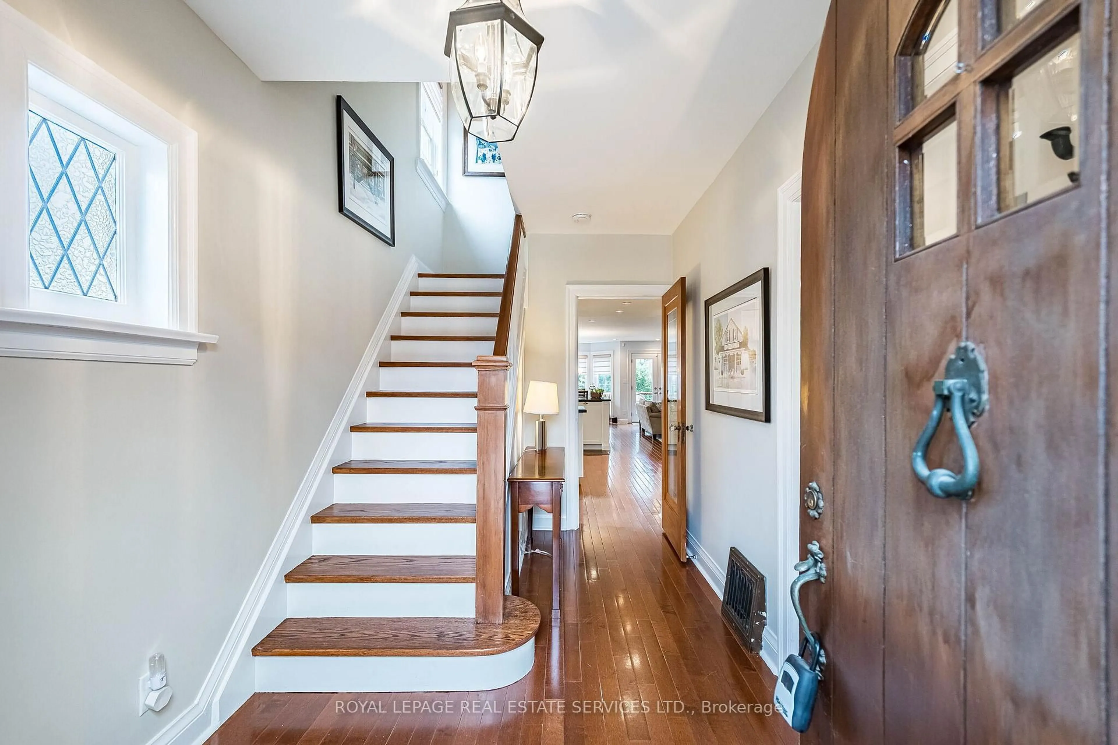 Indoor entryway for 51 Wellington St, Brampton Ontario L6W 1Y3