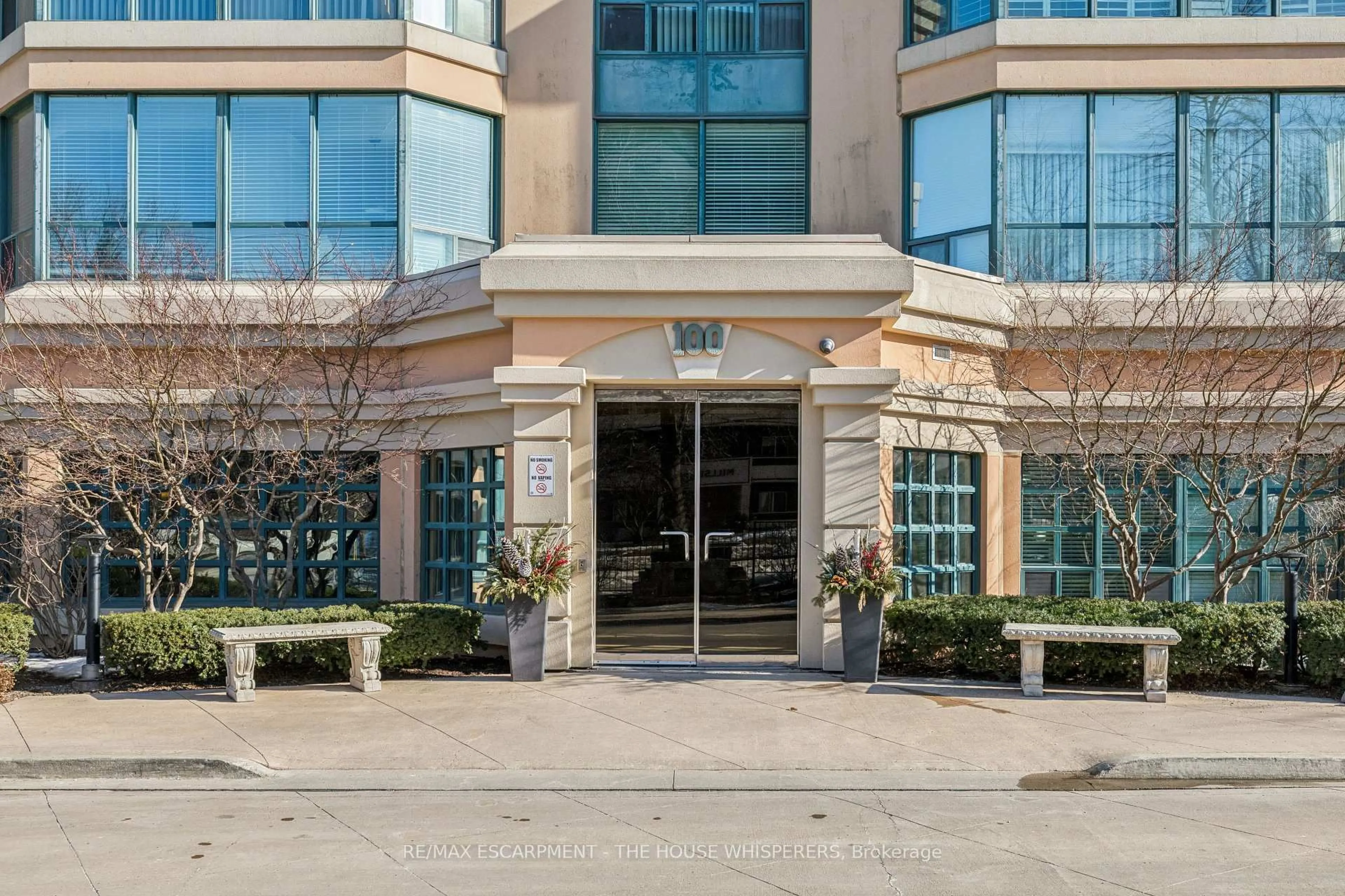 Indoor foyer for 100 Millside Dr #701, Milton Ontario L9T 5E2