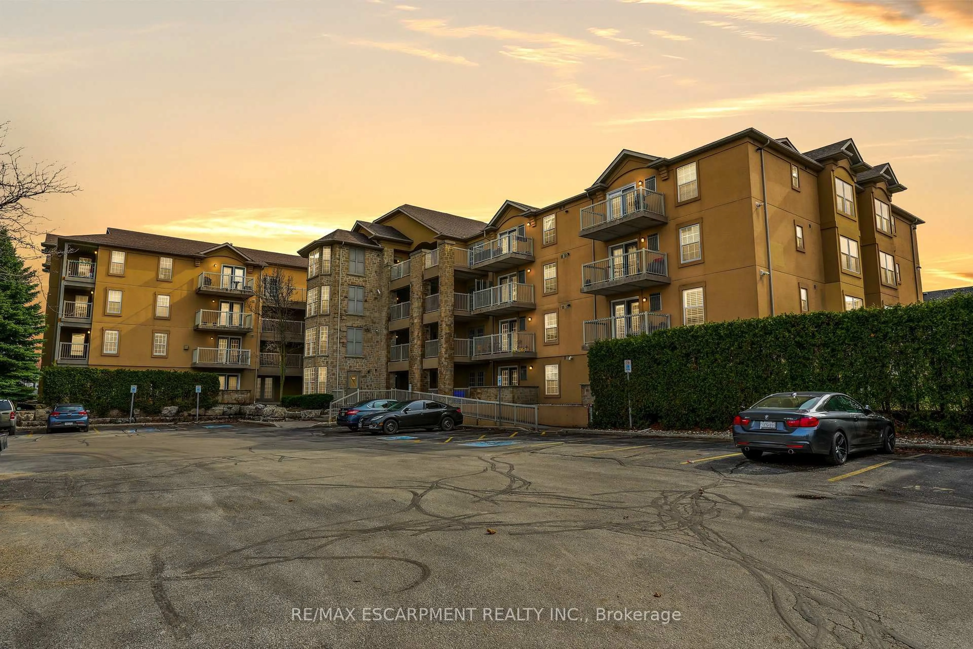 A pic from outside/outdoor area/front of a property/back of a property/a pic from drone, unknown for 1820 Walkers Line #213, Burlington Ontario L7M 4V4