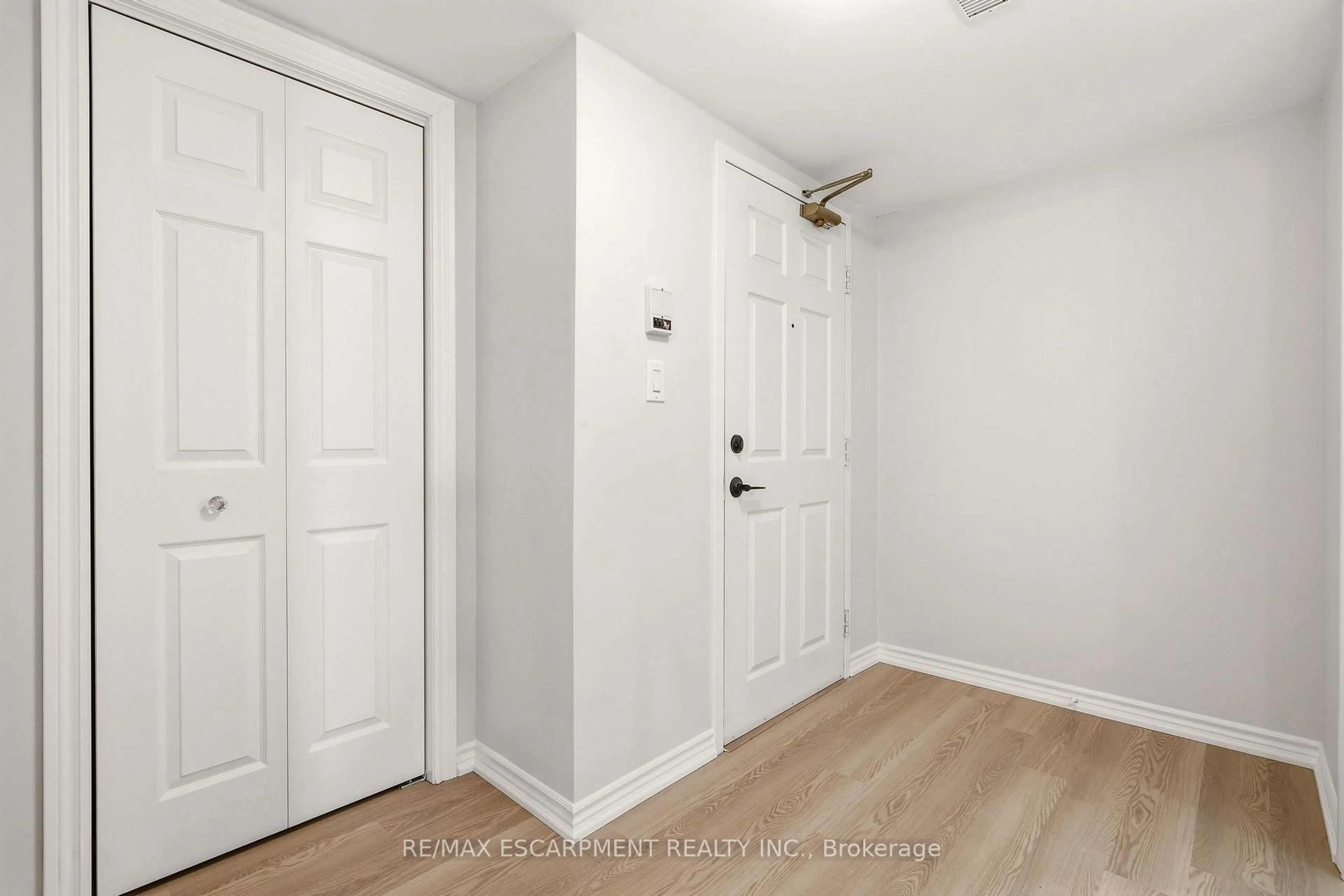 Indoor entryway for 1820 Walkers Line #213, Burlington Ontario L7M 4V4