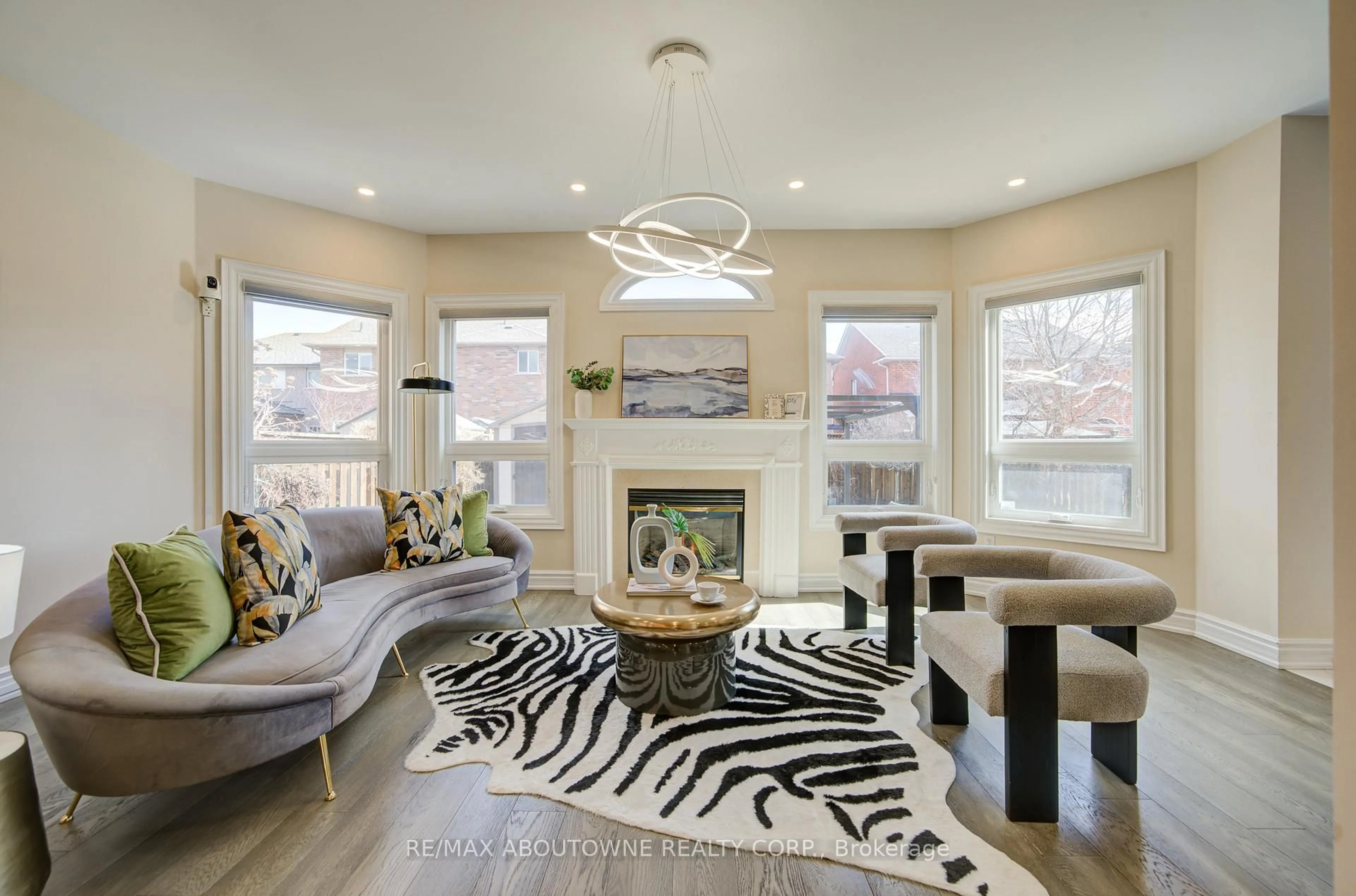 Living room with furniture, unknown for 2181 Stratus Dr, Oakville Ontario L6M 4W5