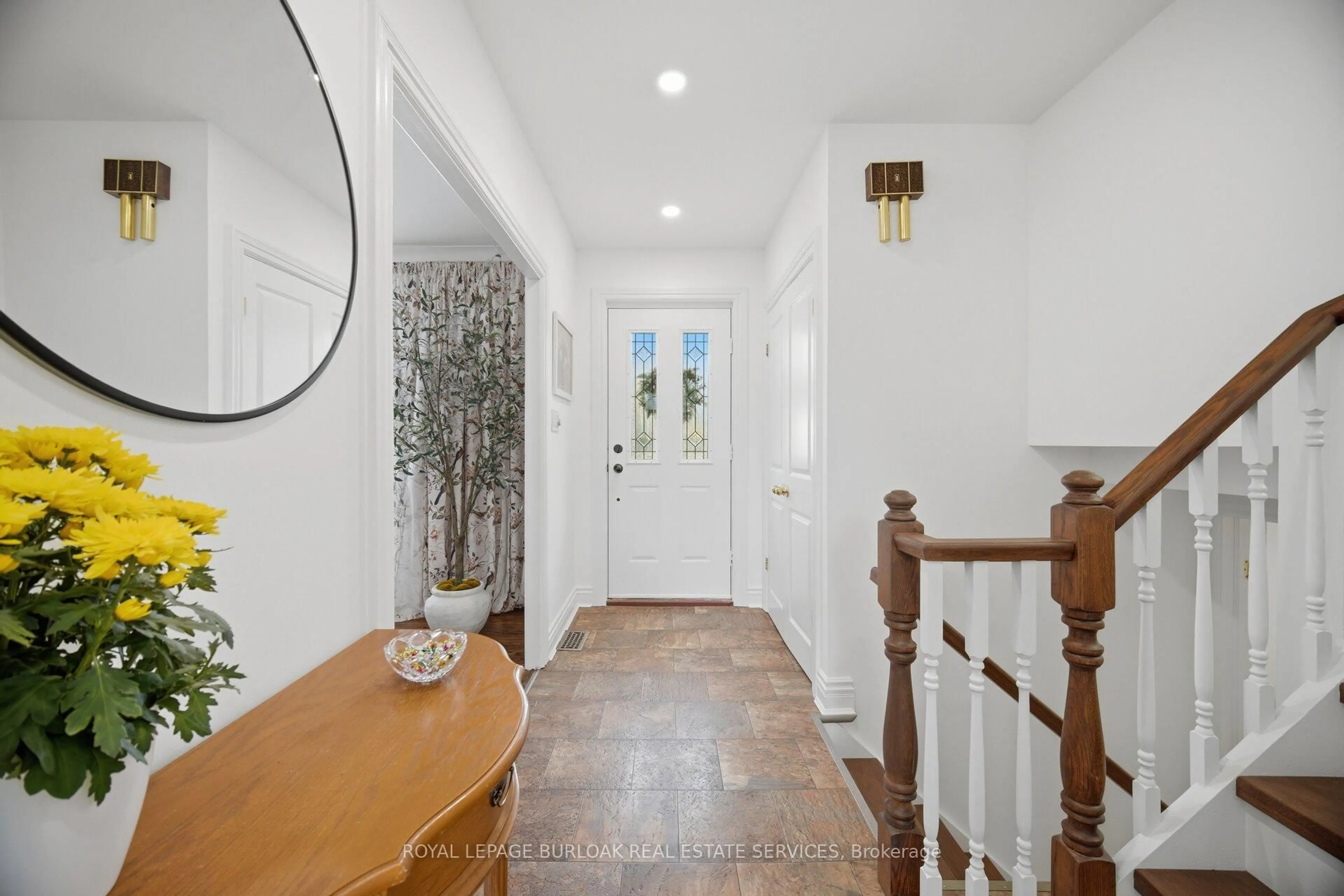 Indoor entryway for 188 White Pines Dr, Burlington Ontario L7L 4E4