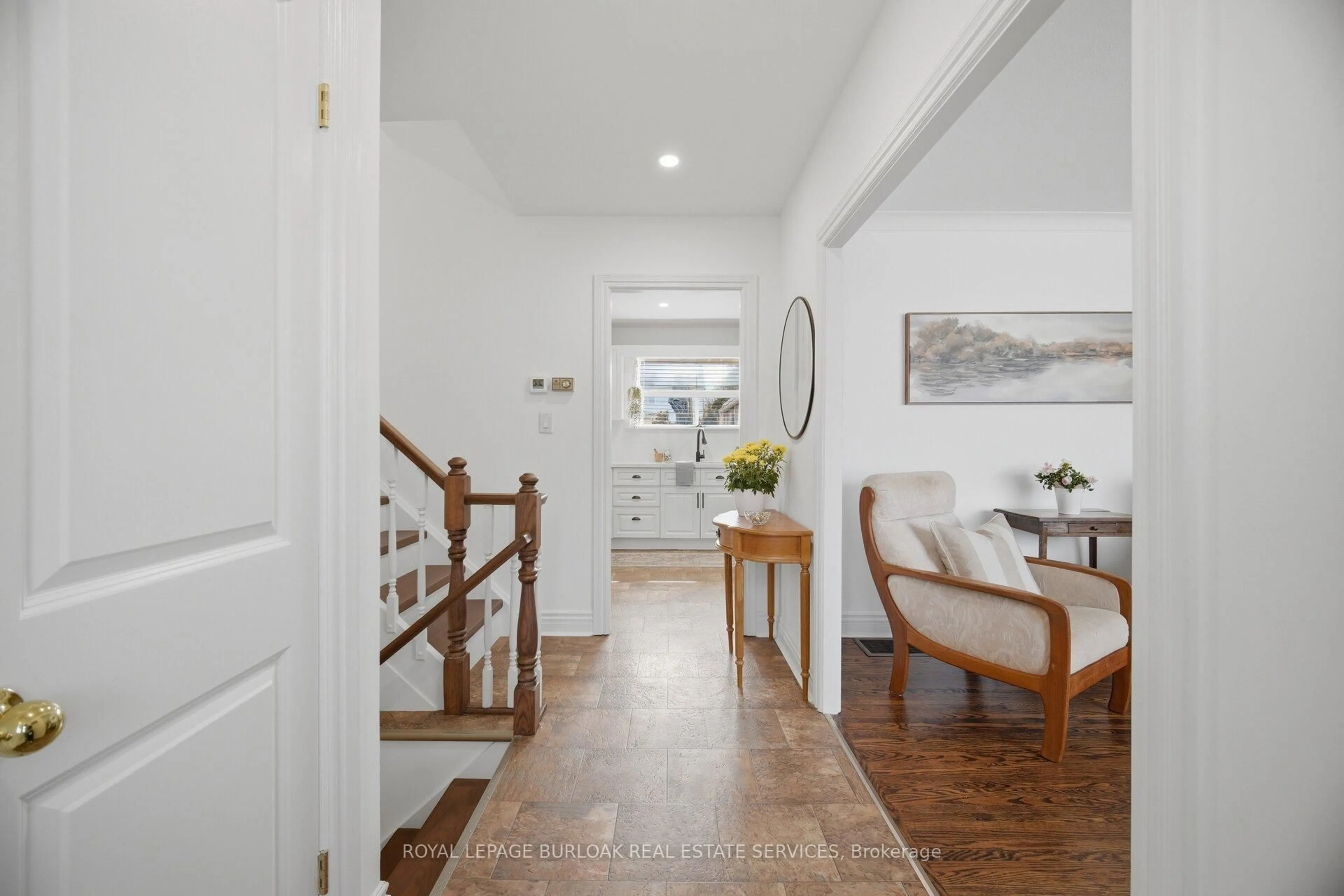 Indoor entryway for 188 White Pines Dr, Burlington Ontario L7L 4E4