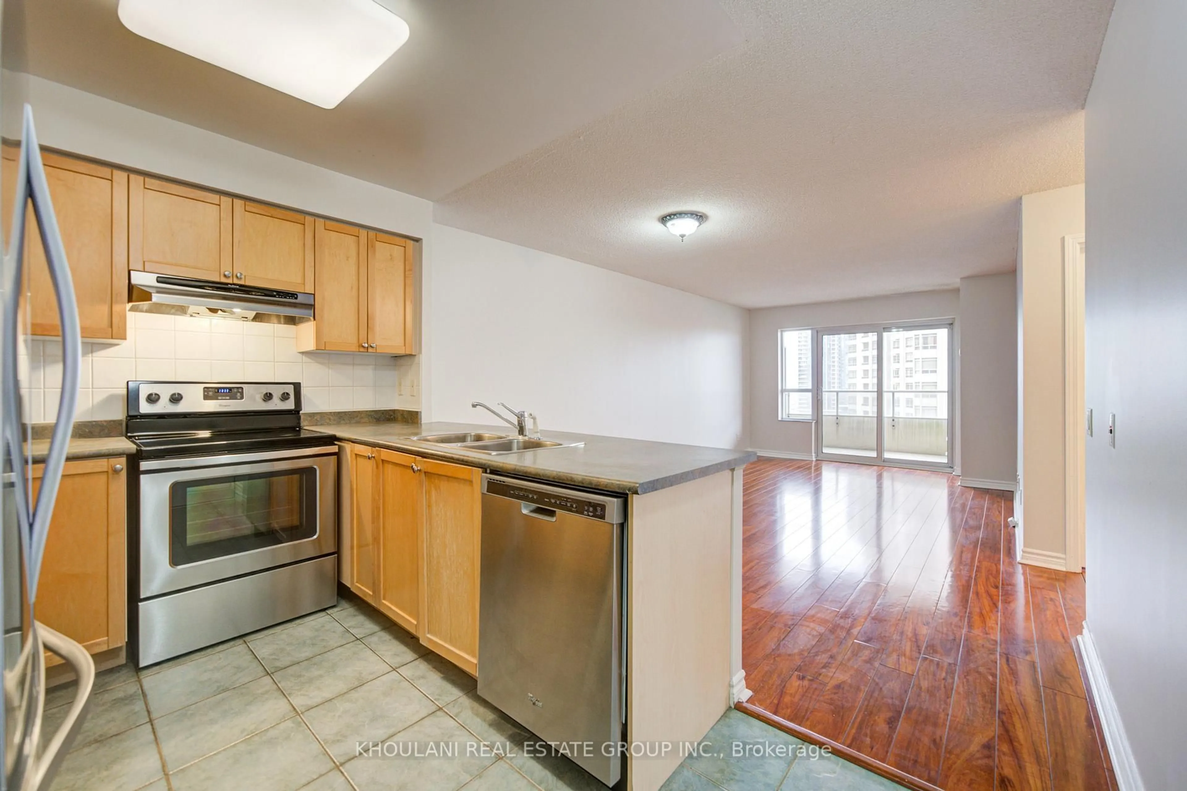 Standard kitchen, unknown for 25 Kingsbridge Garden Circ #1423, Mississauga Ontario L5R 4B1