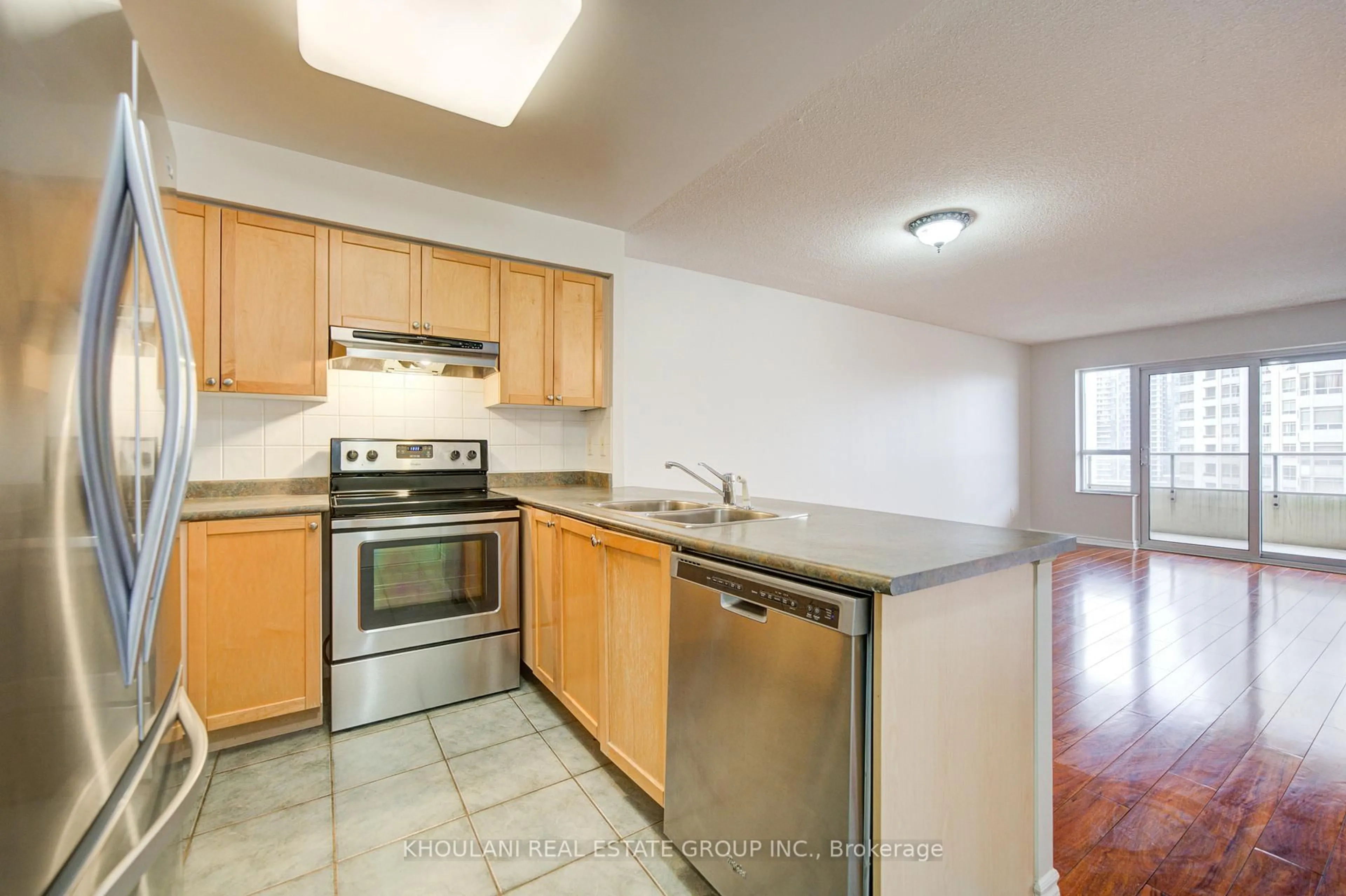 Standard kitchen, unknown for 25 Kingsbridge Garden Circ #1423, Mississauga Ontario L5R 4B1