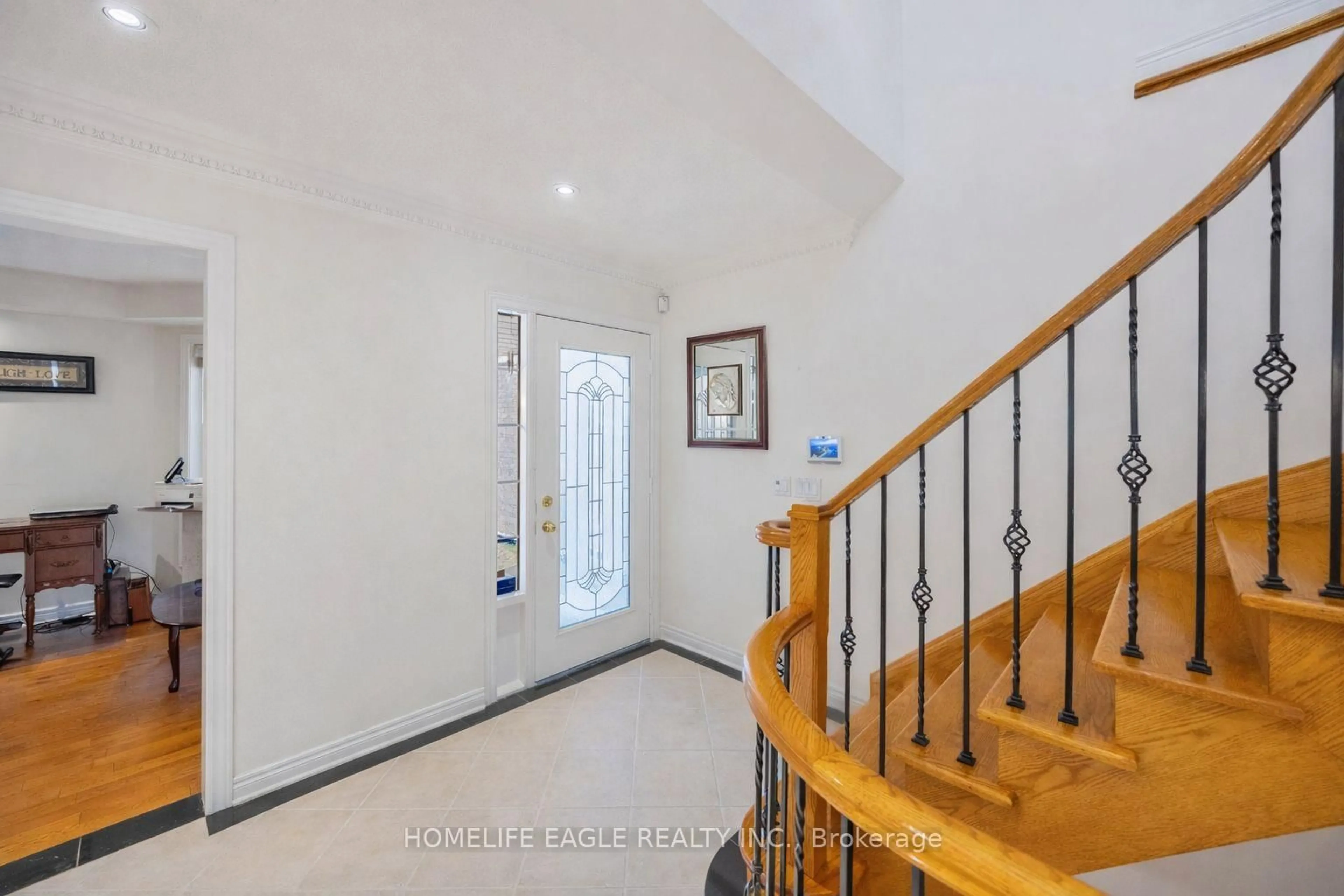 Indoor foyer for 7 Headwater Rd, Caledon Ontario L7E 2W1