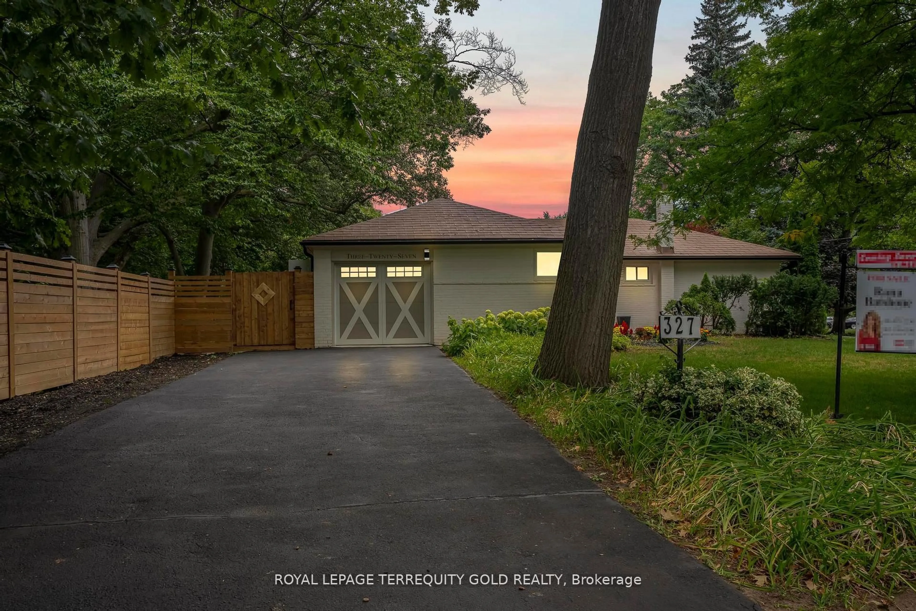 A pic from outside/outdoor area/front of a property/back of a property/a pic from drone, street for 327 River Side Dr, Oakville Ontario L6K 3N3