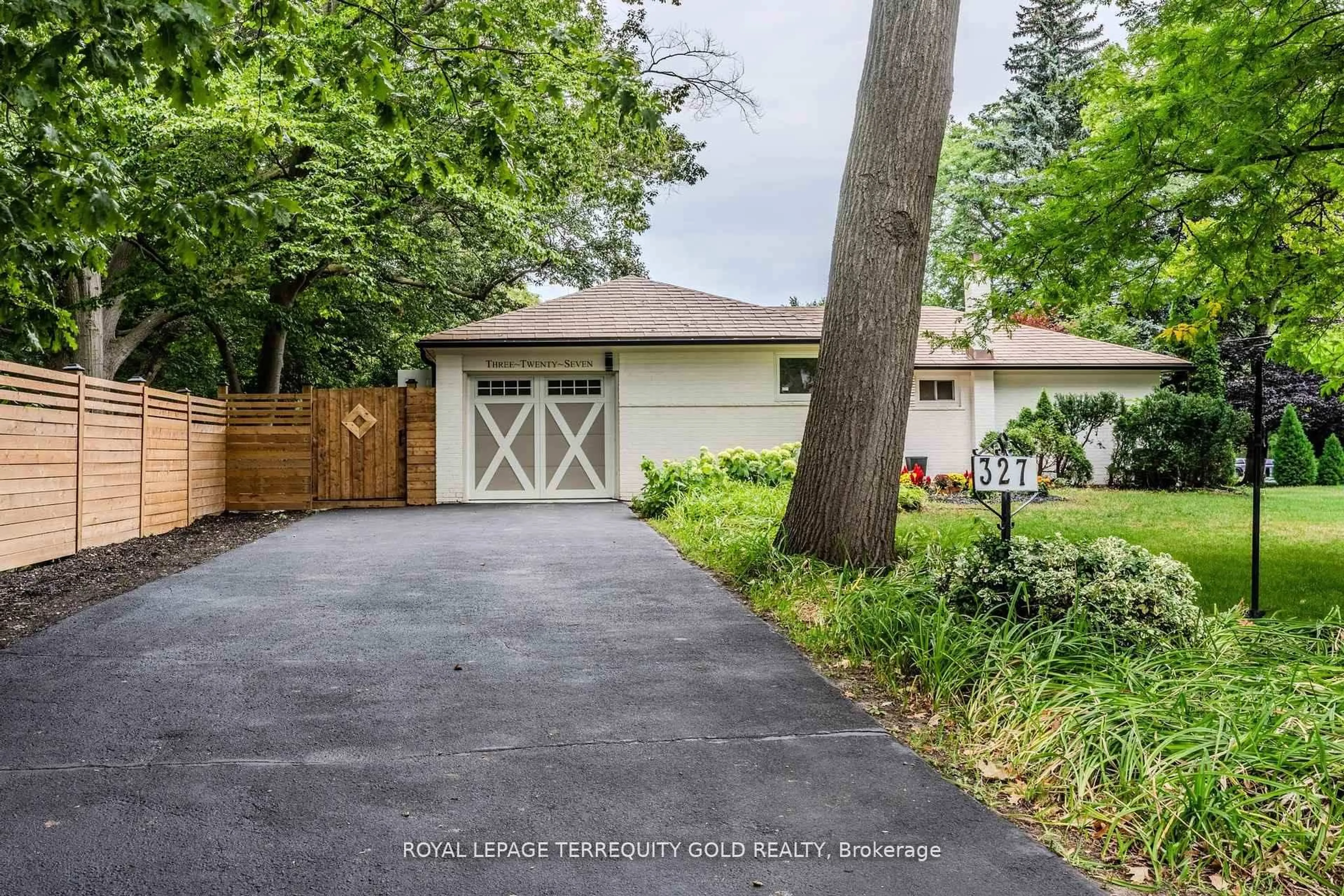 A pic from outside/outdoor area/front of a property/back of a property/a pic from drone, street for 327 River Side Dr, Oakville Ontario L6K 3N3