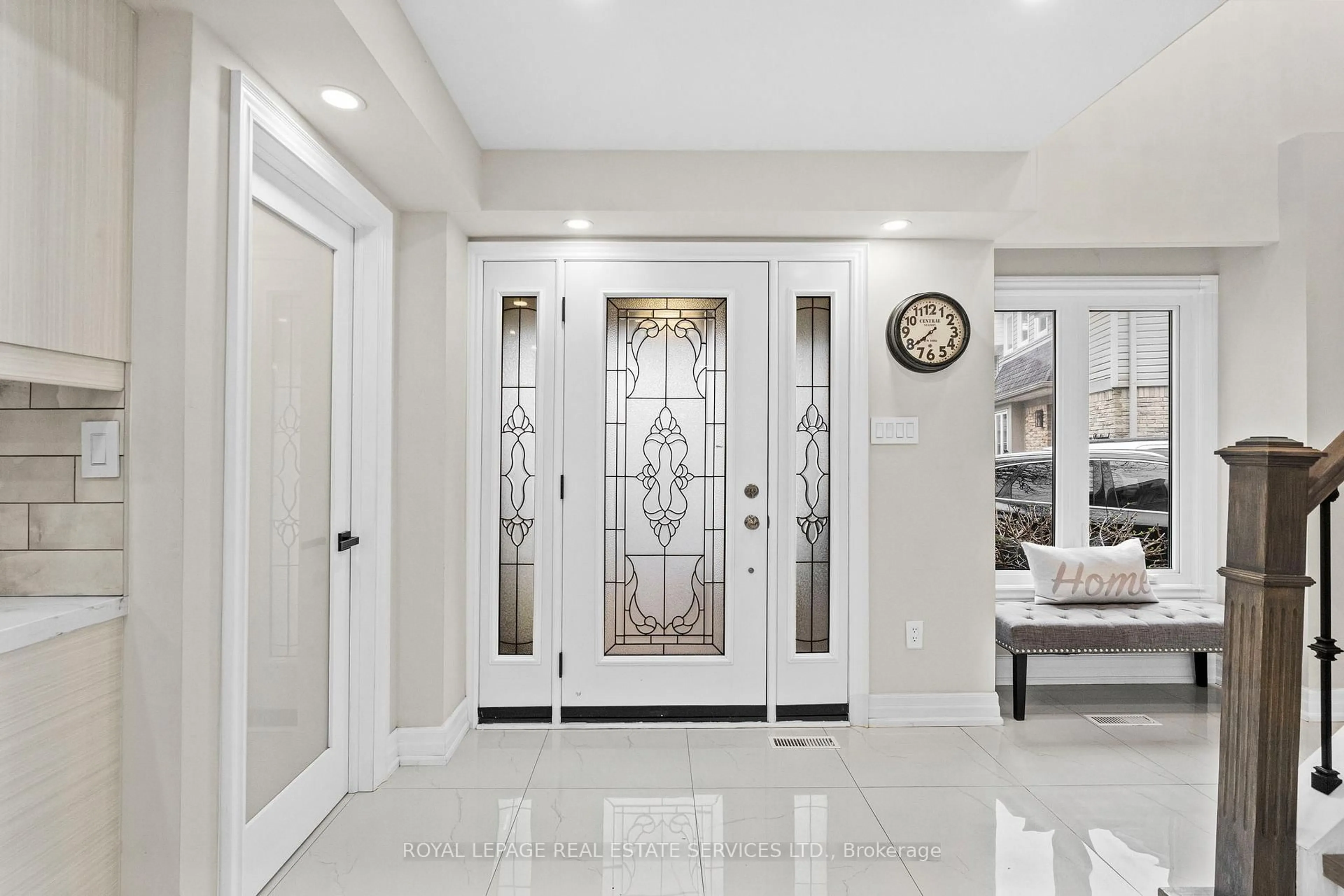 Indoor entryway for 1176 Jamesway Blvd #22, Oakville Ontario L6H 2Z9