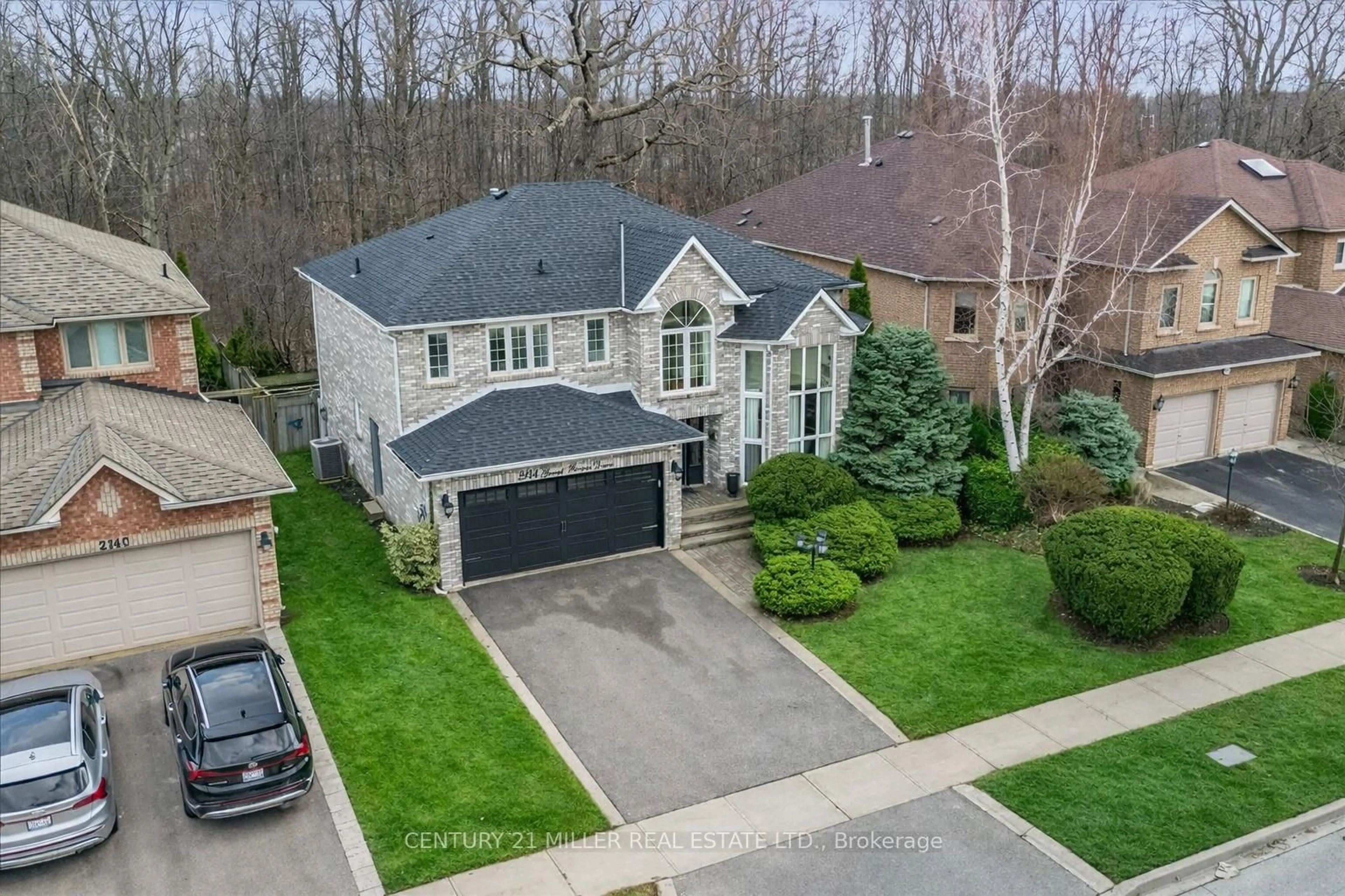 A pic from outside/outdoor area/front of a property/back of a property/a pic from drone, street for 2144 Grand Ravine Dr, Oakville Ontario L6H 6B4