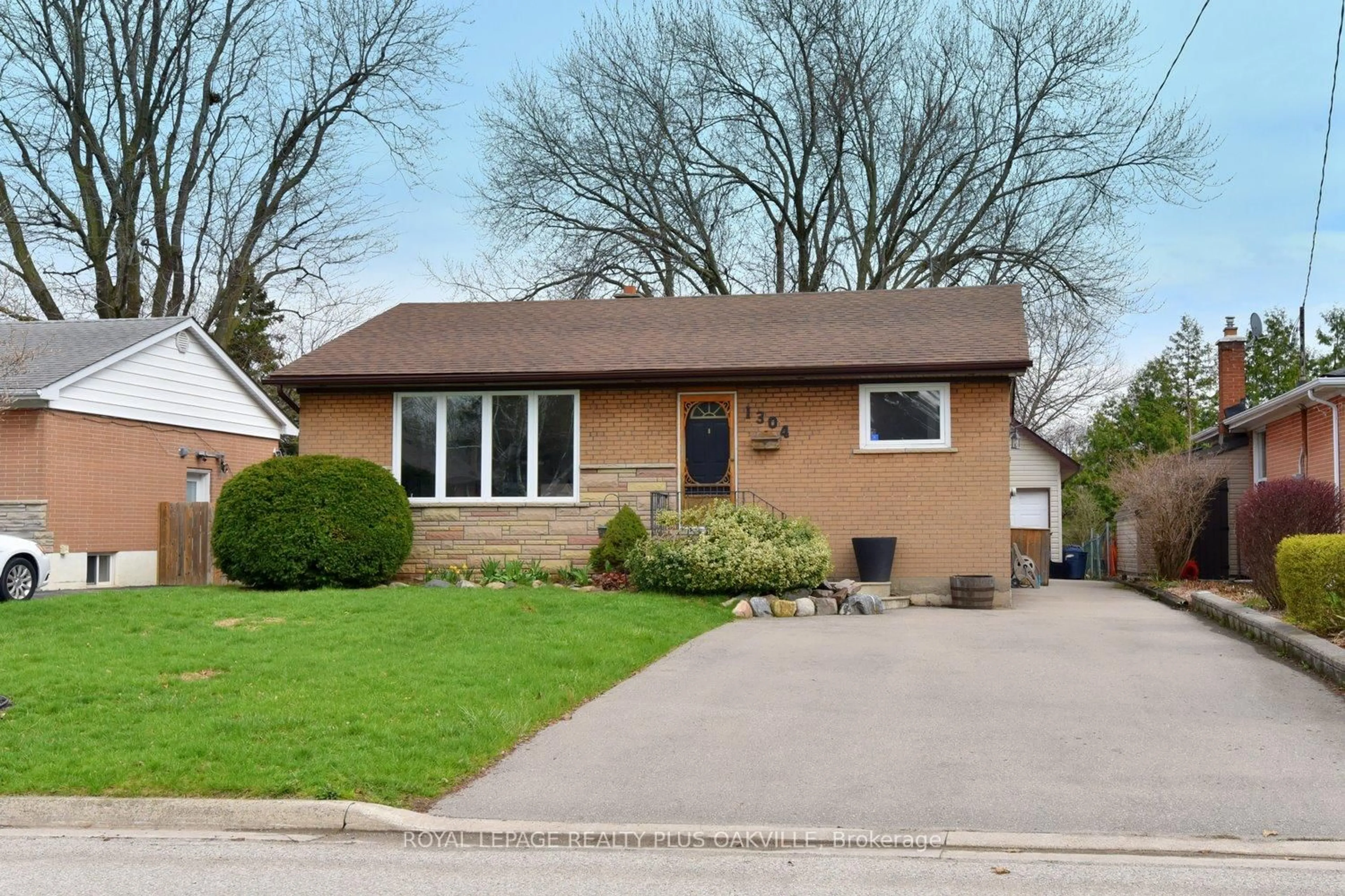 Home with vinyl exterior material, street for 1304 Bunnell Dr, Burlington Ontario L7P 2E1