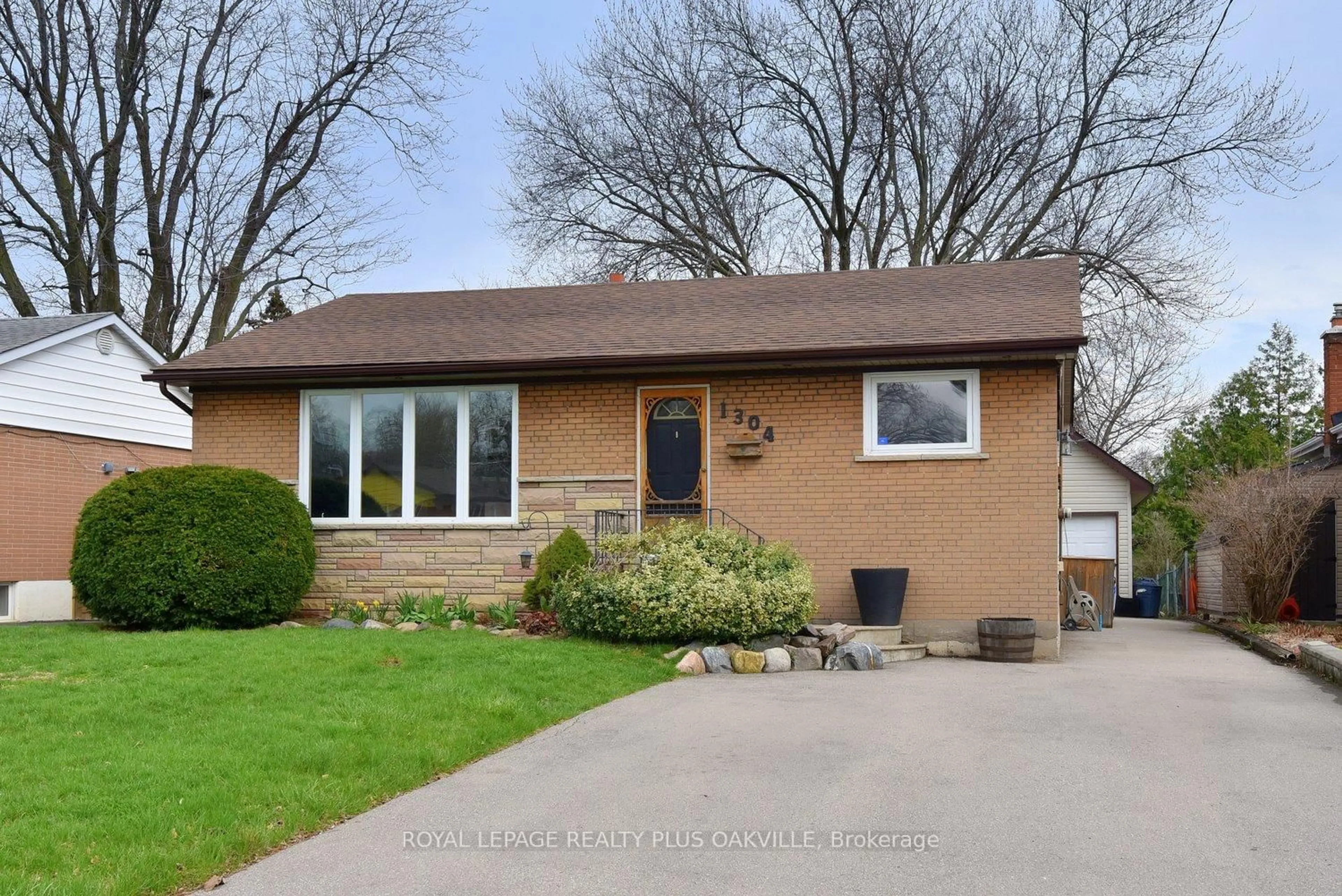 Home with brick exterior material, street for 1304 Bunnell Dr, Burlington Ontario L7P 2E1