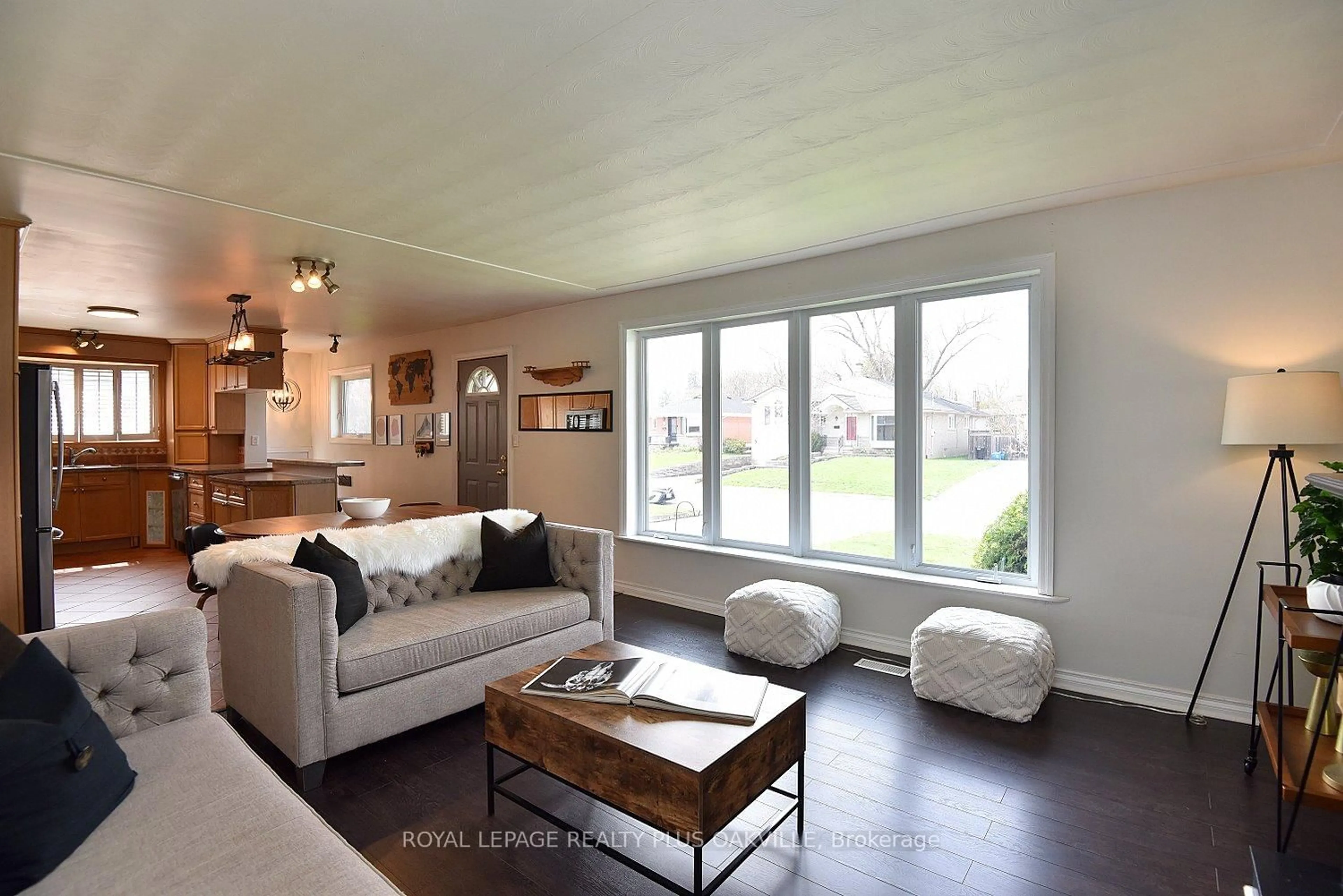 Living room with furniture, wood/laminate floor for 1304 Bunnell Dr, Burlington Ontario L7P 2E1