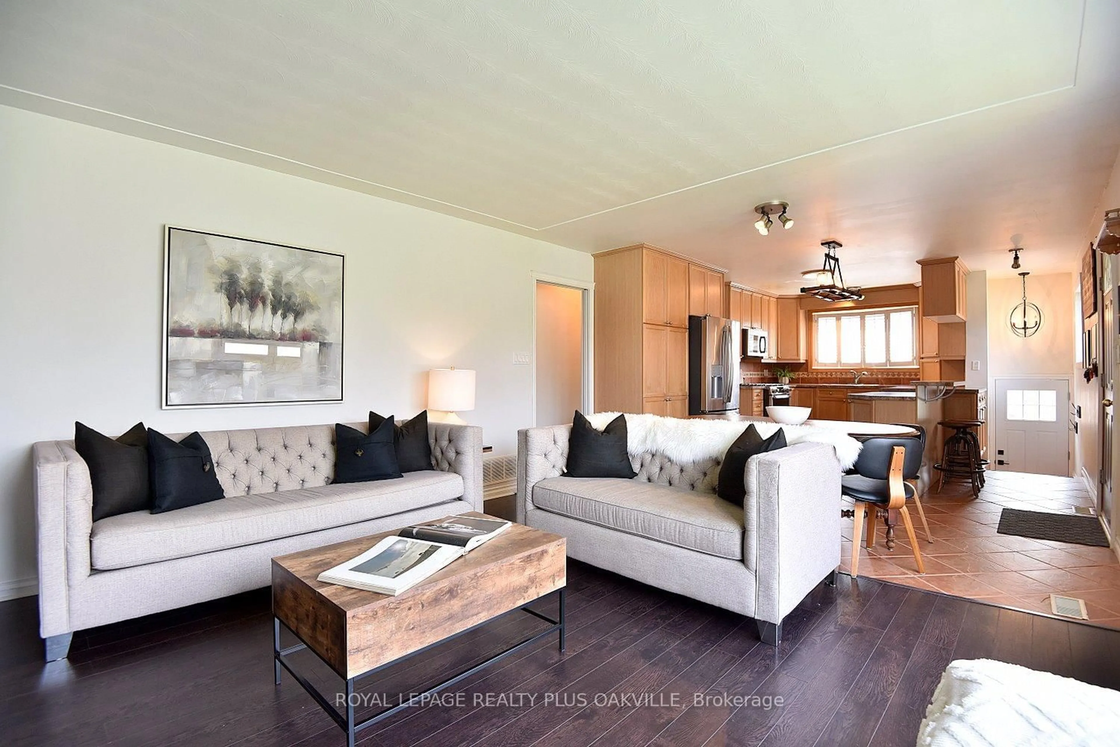 Living room with furniture, wood/laminate floor for 1304 Bunnell Dr, Burlington Ontario L7P 2E1