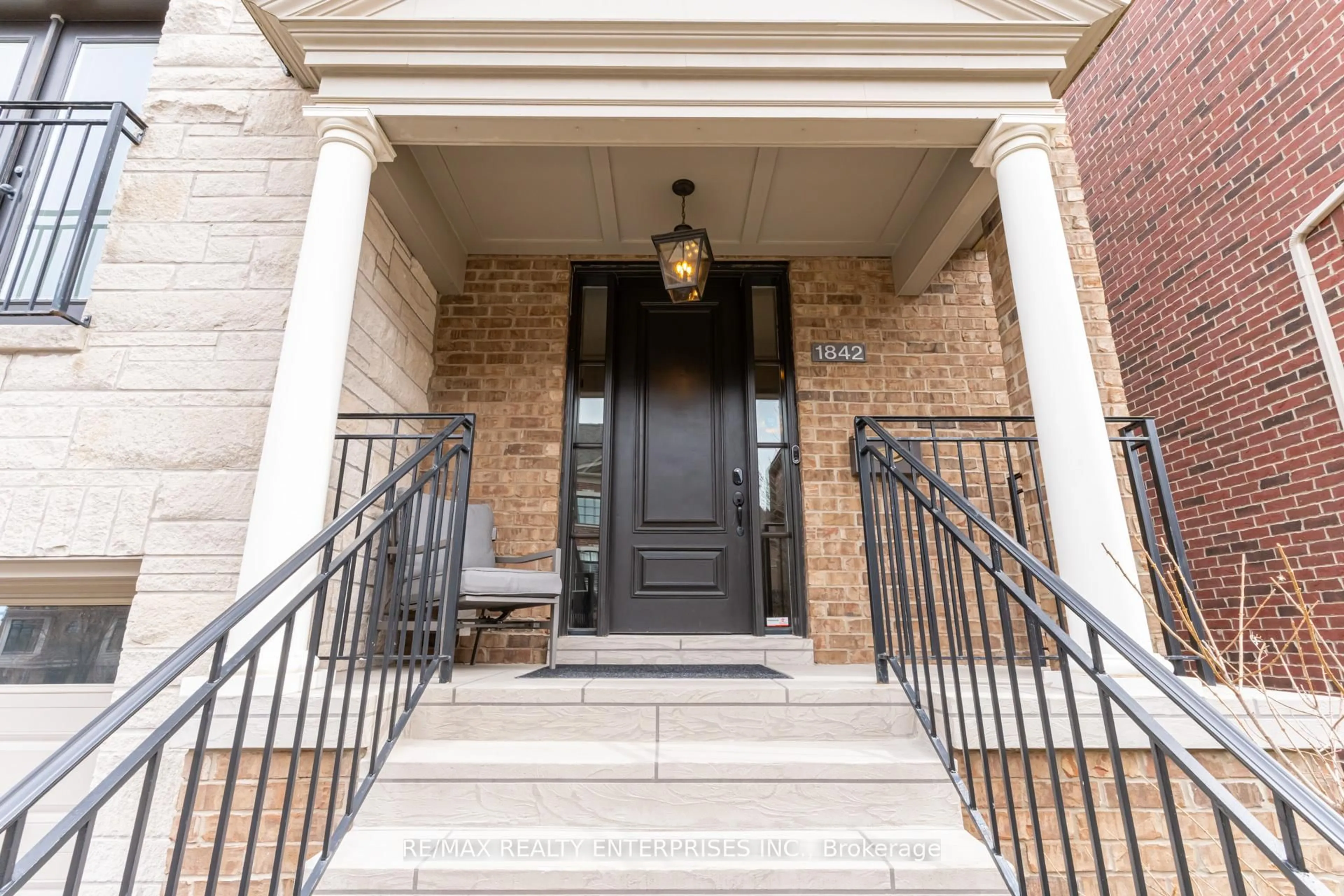 Indoor entryway for 1842 Pagehurst Ave, Mississauga Ontario L4X 1Y6