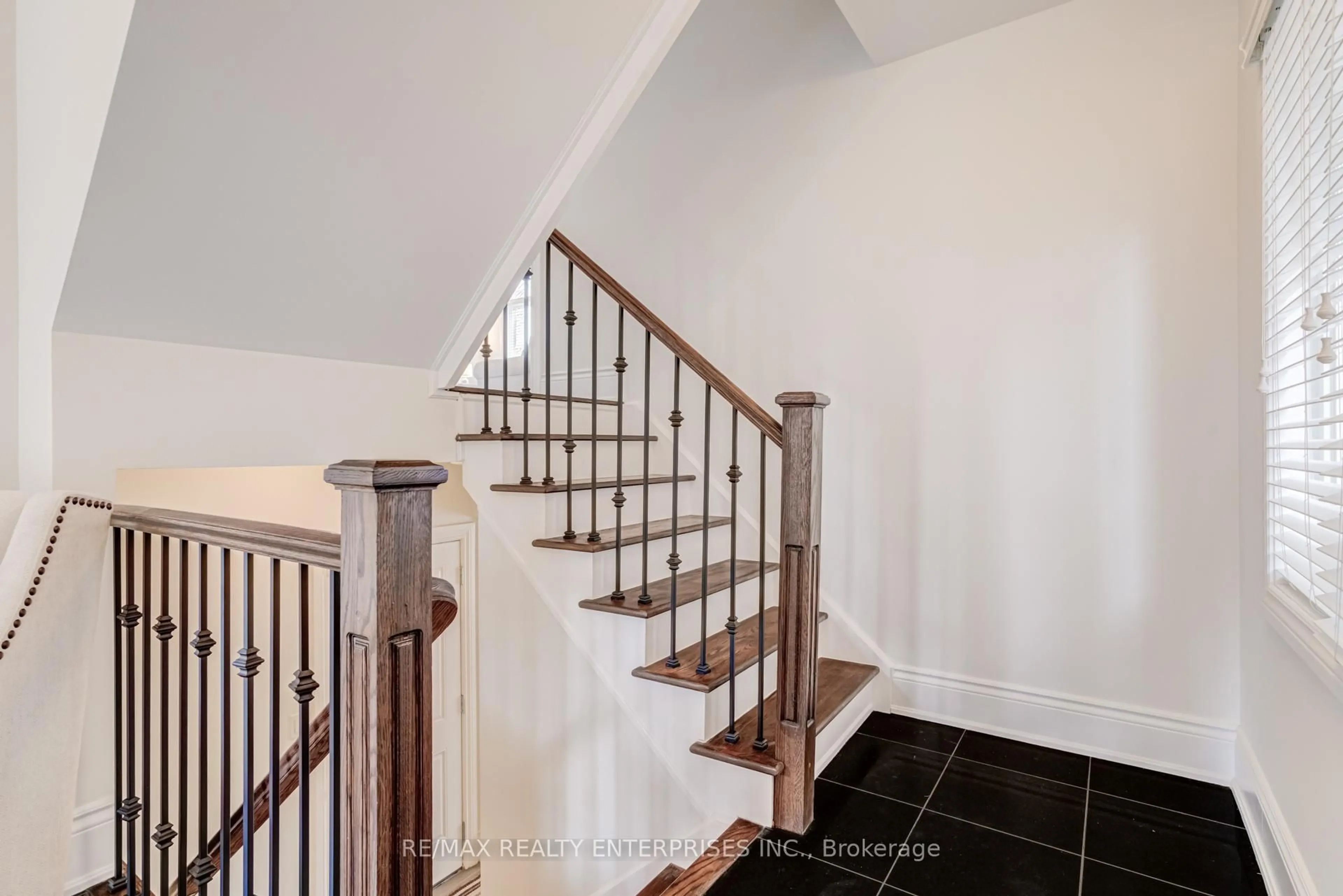 Stairs for 1842 Pagehurst Ave, Mississauga Ontario L4X 1Y6