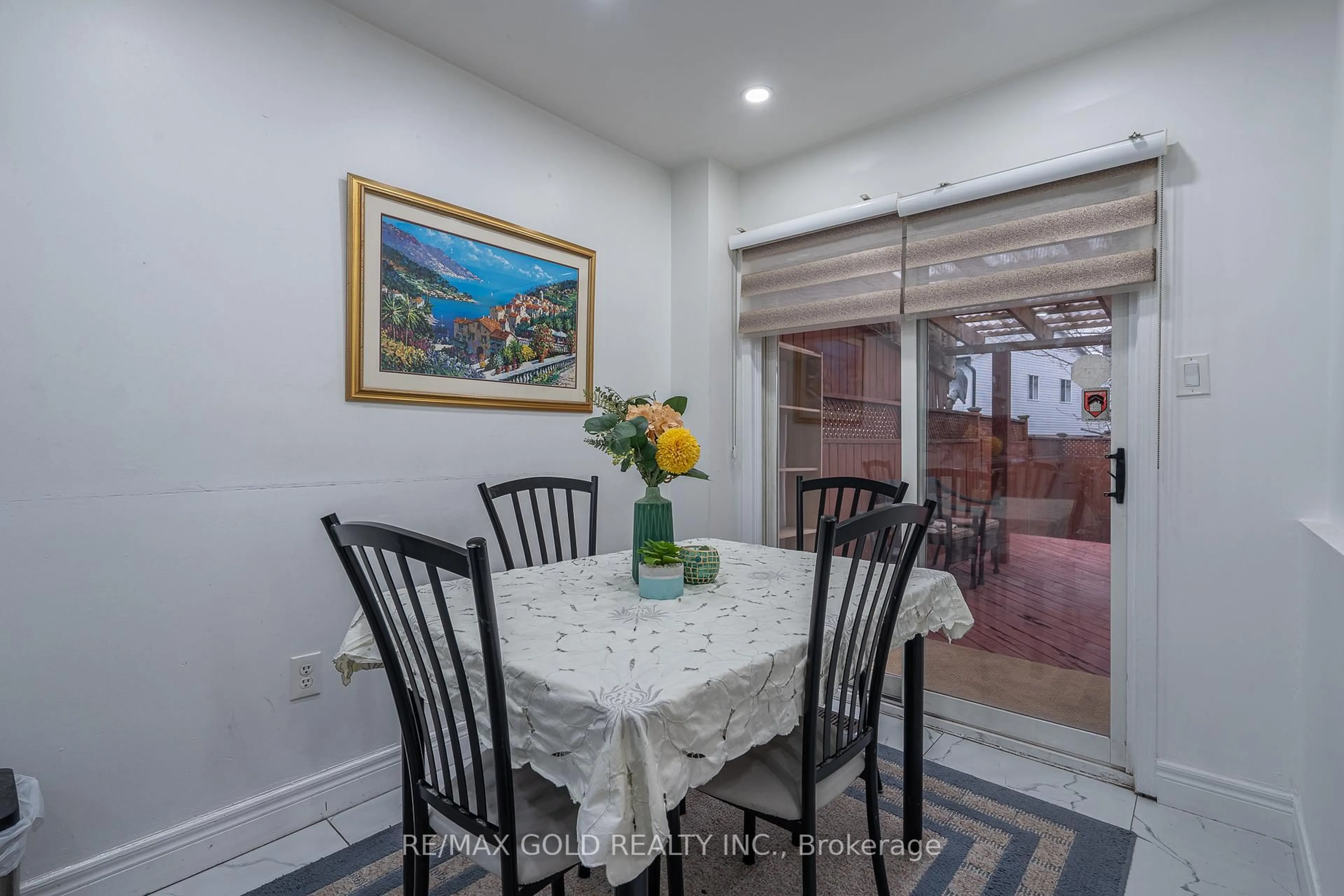 Dining room, ceramic/tile floor for 102 Bunchberry Way, Brampton Ontario L6R 2E8