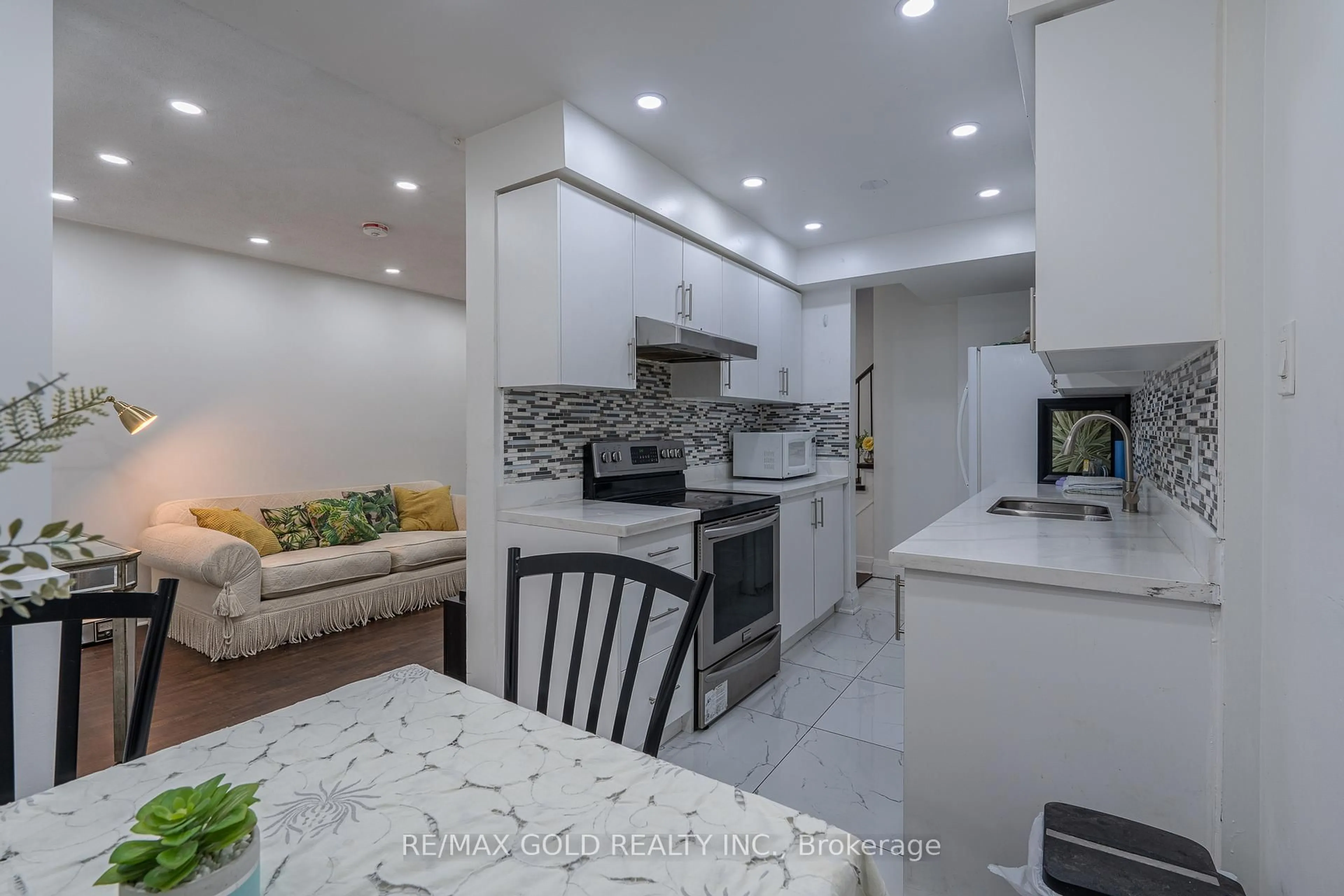 Open concept kitchen, ceramic/tile floor for 102 Bunchberry Way, Brampton Ontario L6R 2E8