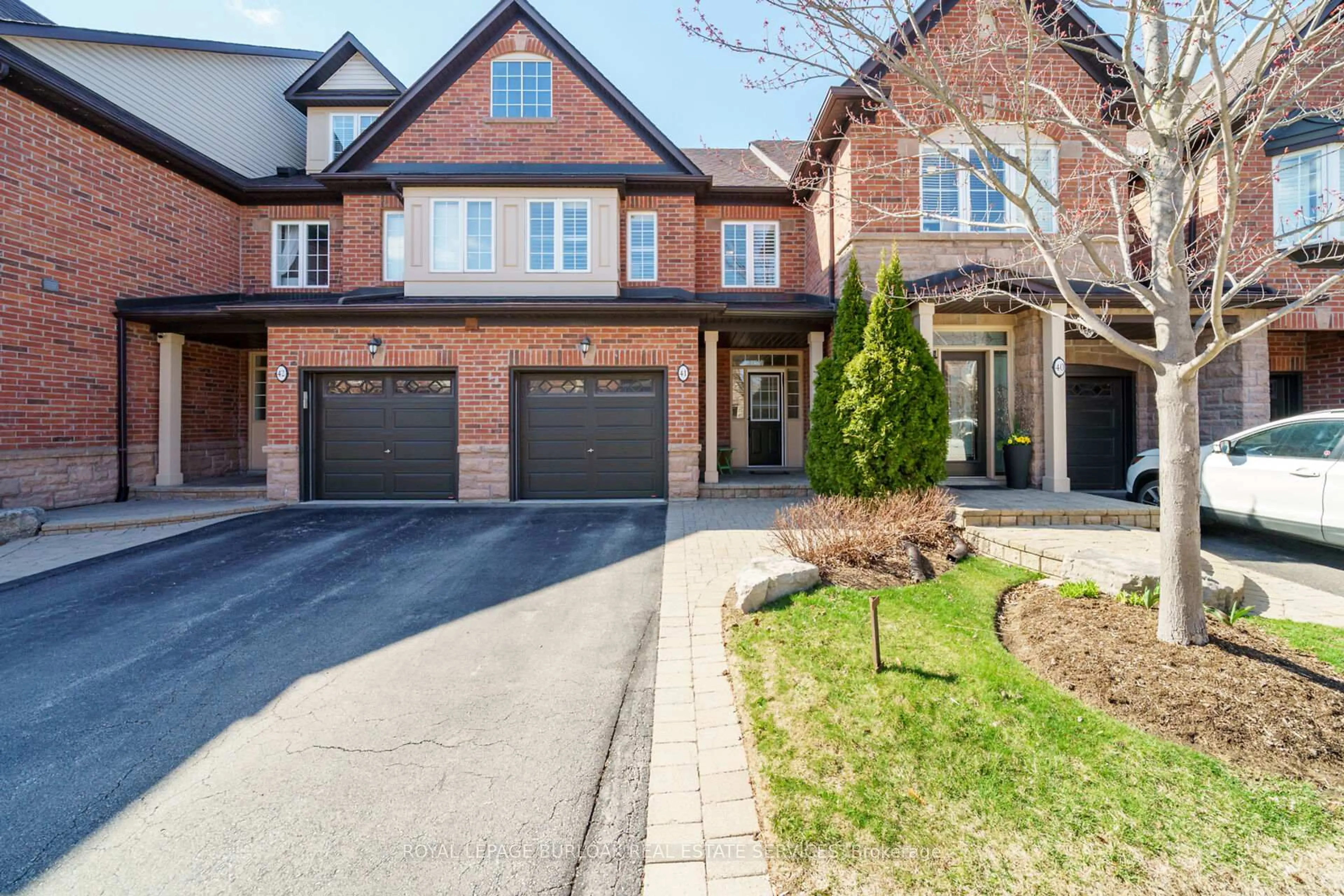 Home with brick exterior material, street for 300 Ravineview Way #41, Oakville Ontario L6H 7J2