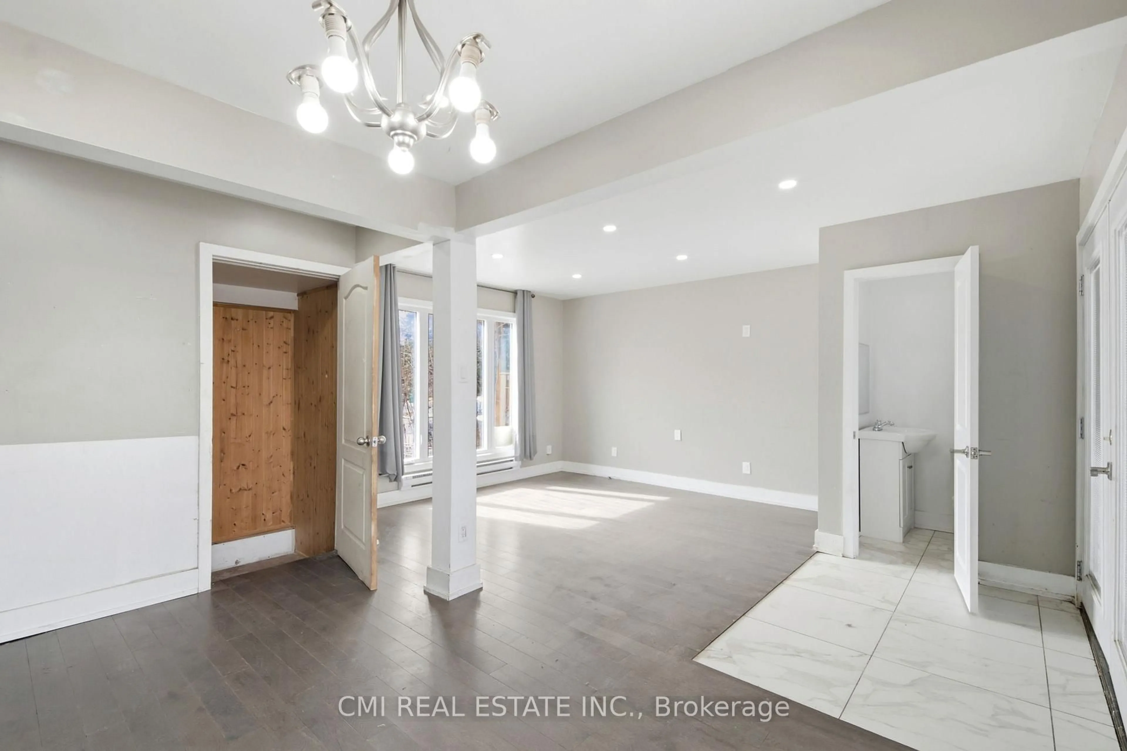 Indoor entryway for 8 Huronia Crt, Brampton Ontario L6S 2C7