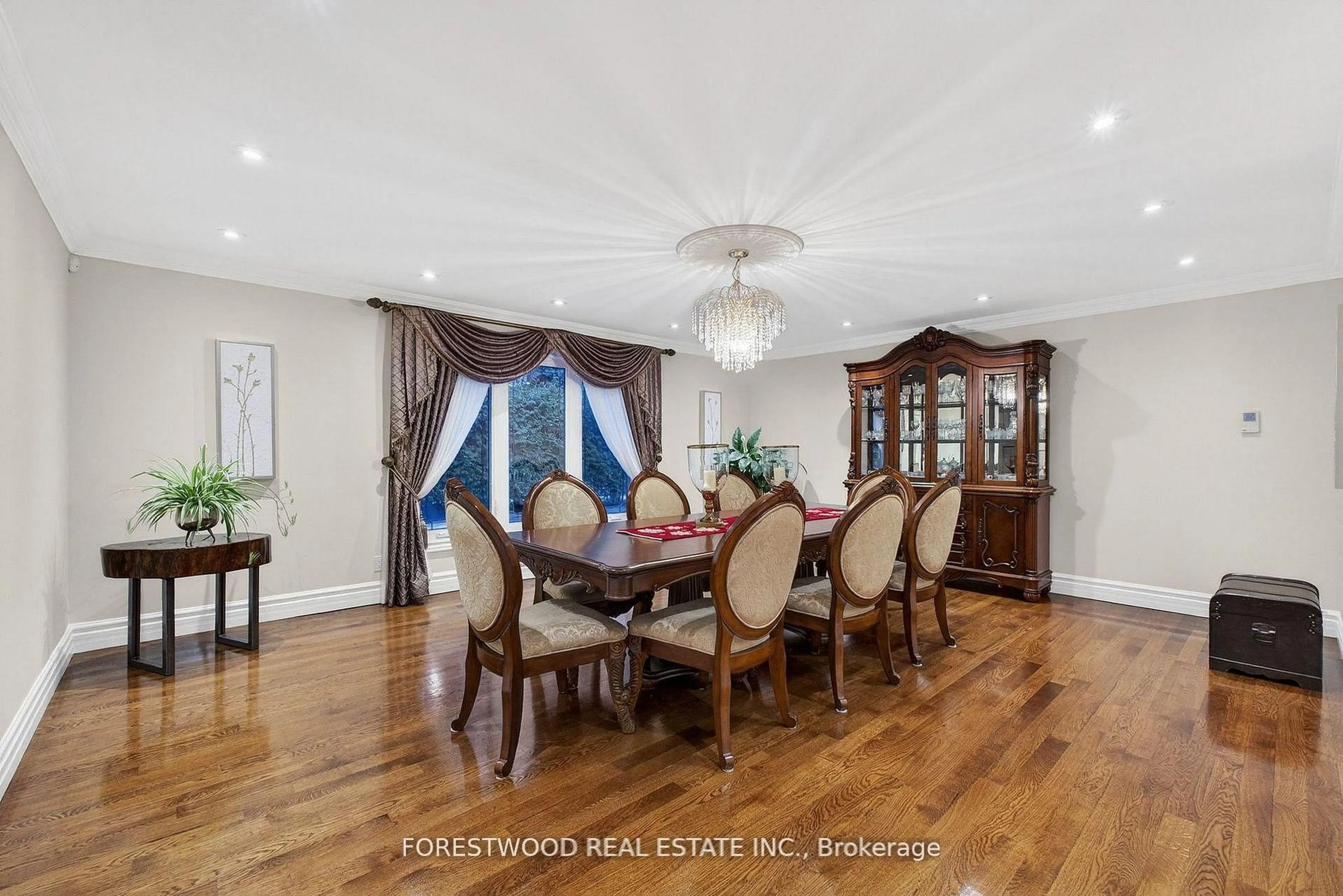 Dining room, wood/laminate floor for 2176 Autumn Breeze Dr, Mississauga Ontario L5B 1R4