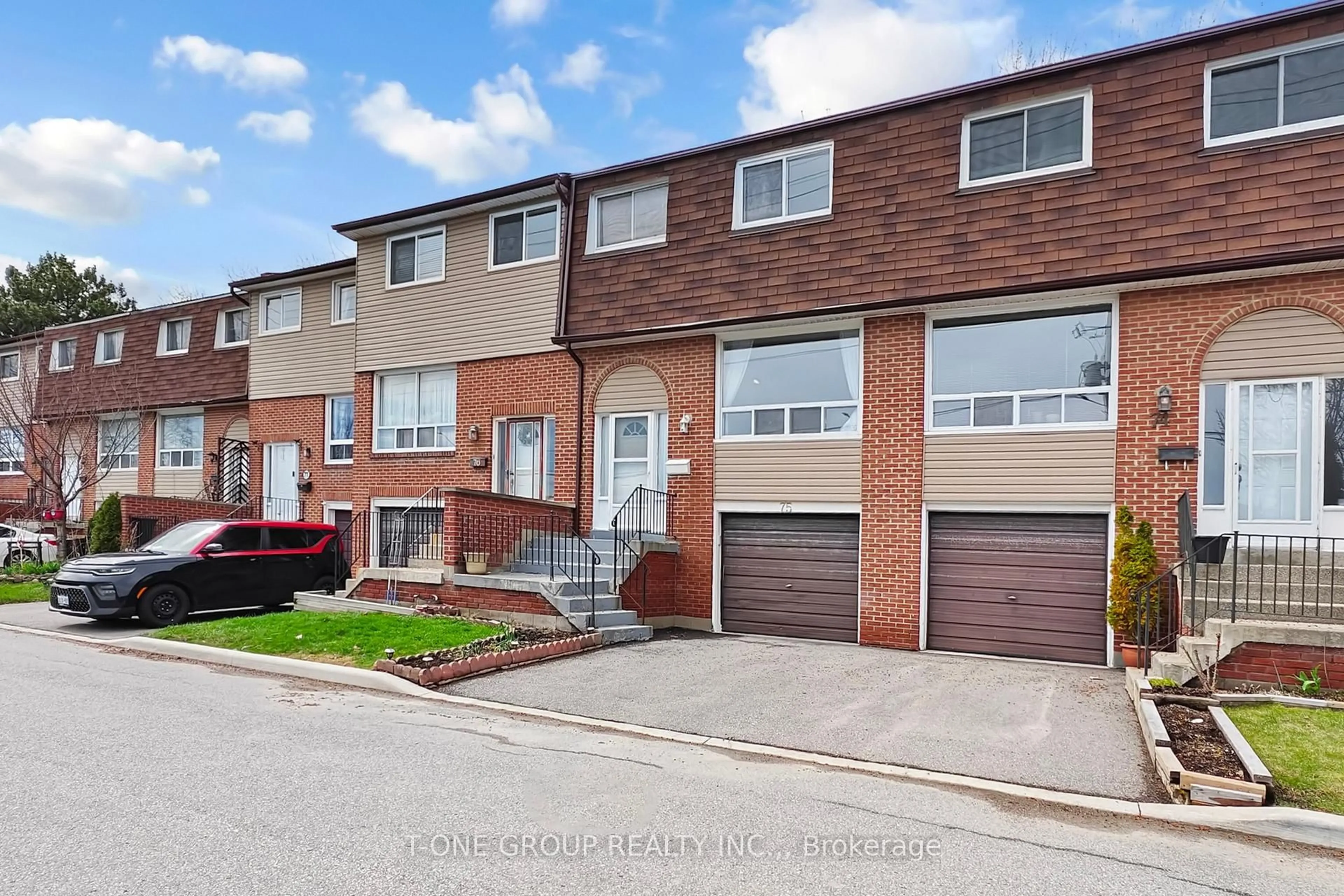 Home with brick exterior material, street for 3025 Cedarglen Gate #75, Mississauga Ontario L5C 2V7