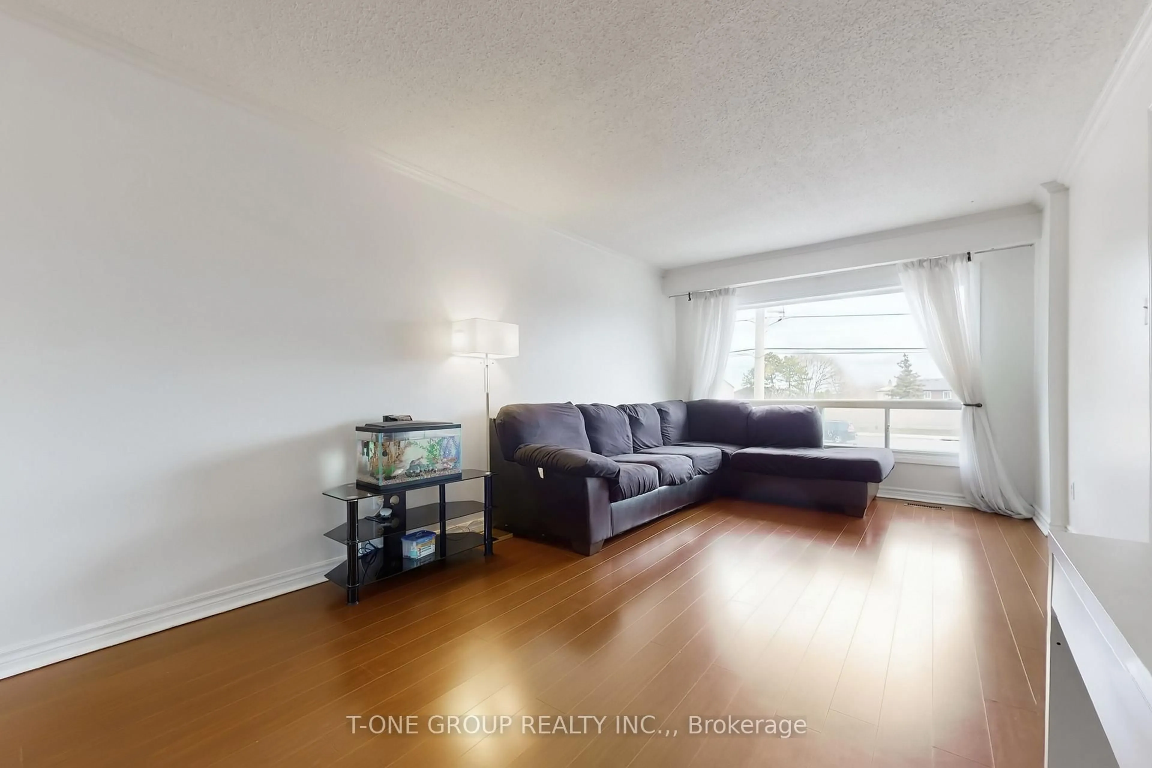 Living room with furniture, unknown for 3025 Cedarglen Gate #75, Mississauga Ontario L5C 2V7