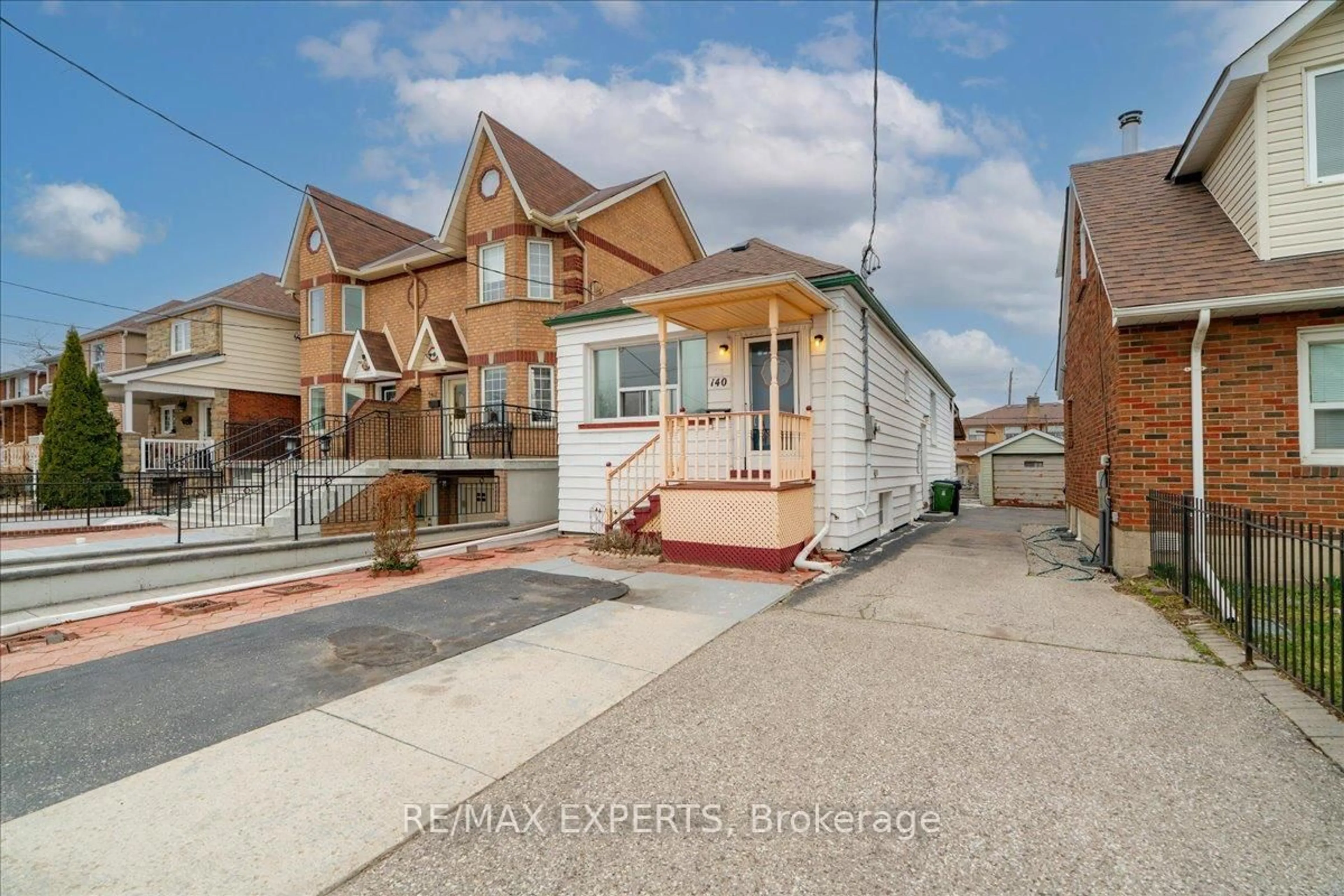 A pic from outside/outdoor area/front of a property/back of a property/a pic from drone, street for 140 Northland Ave, Toronto Ontario M6N 2E2