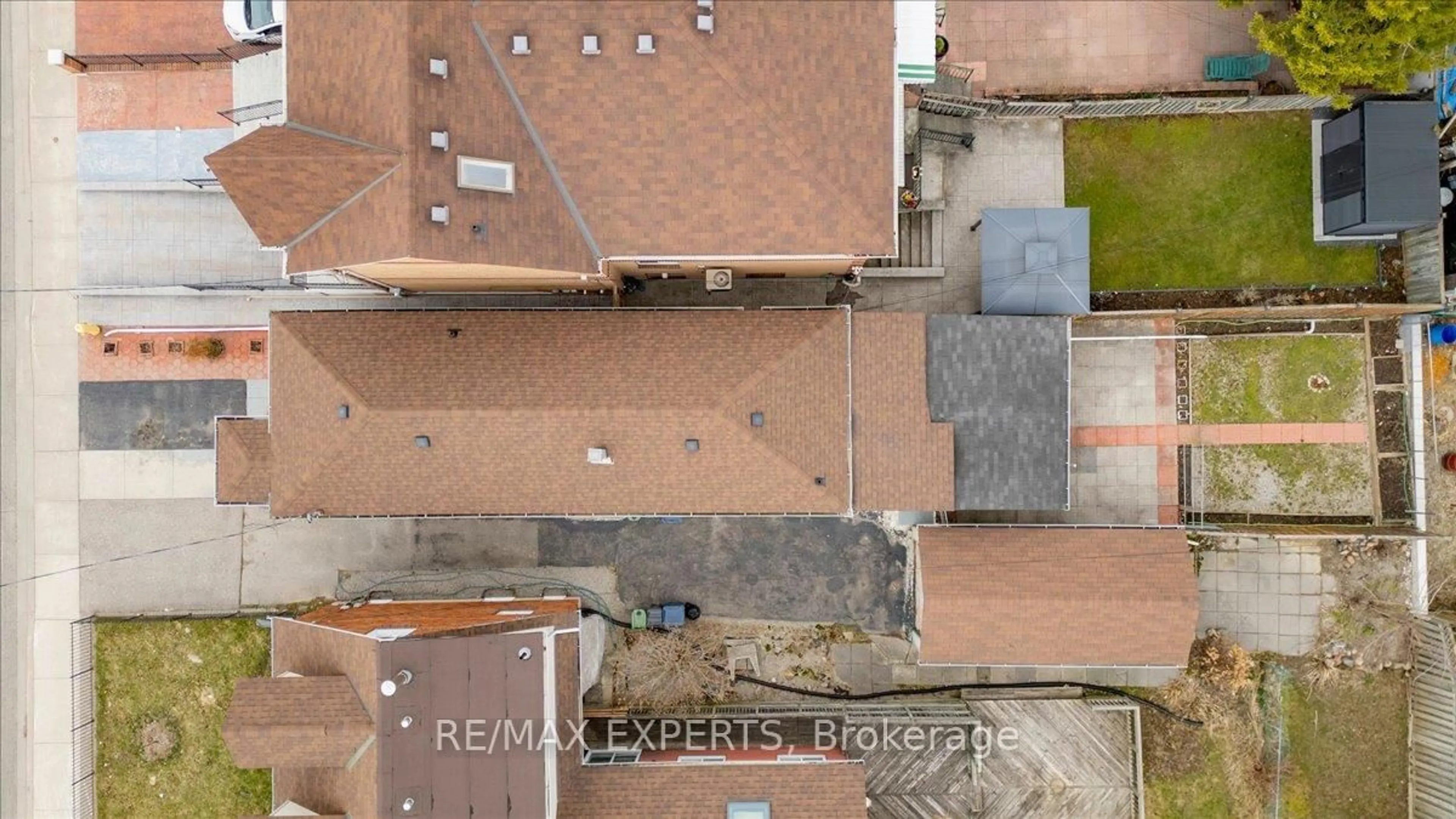 A pic from outside/outdoor area/front of a property/back of a property/a pic from drone, building for 140 Northland Ave, Toronto Ontario M6N 2E2