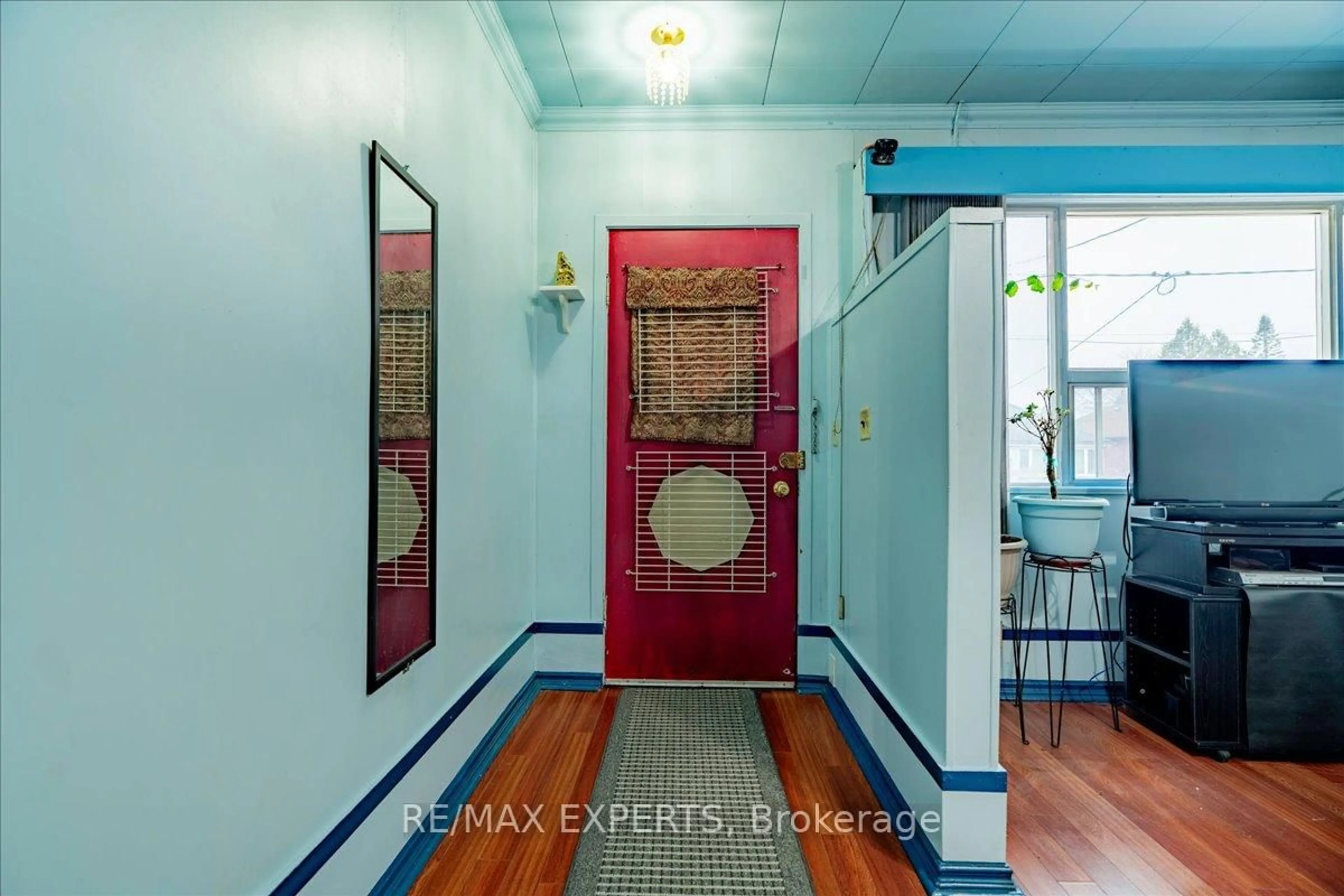 Indoor foyer for 140 Northland Ave, Toronto Ontario M6N 2E2