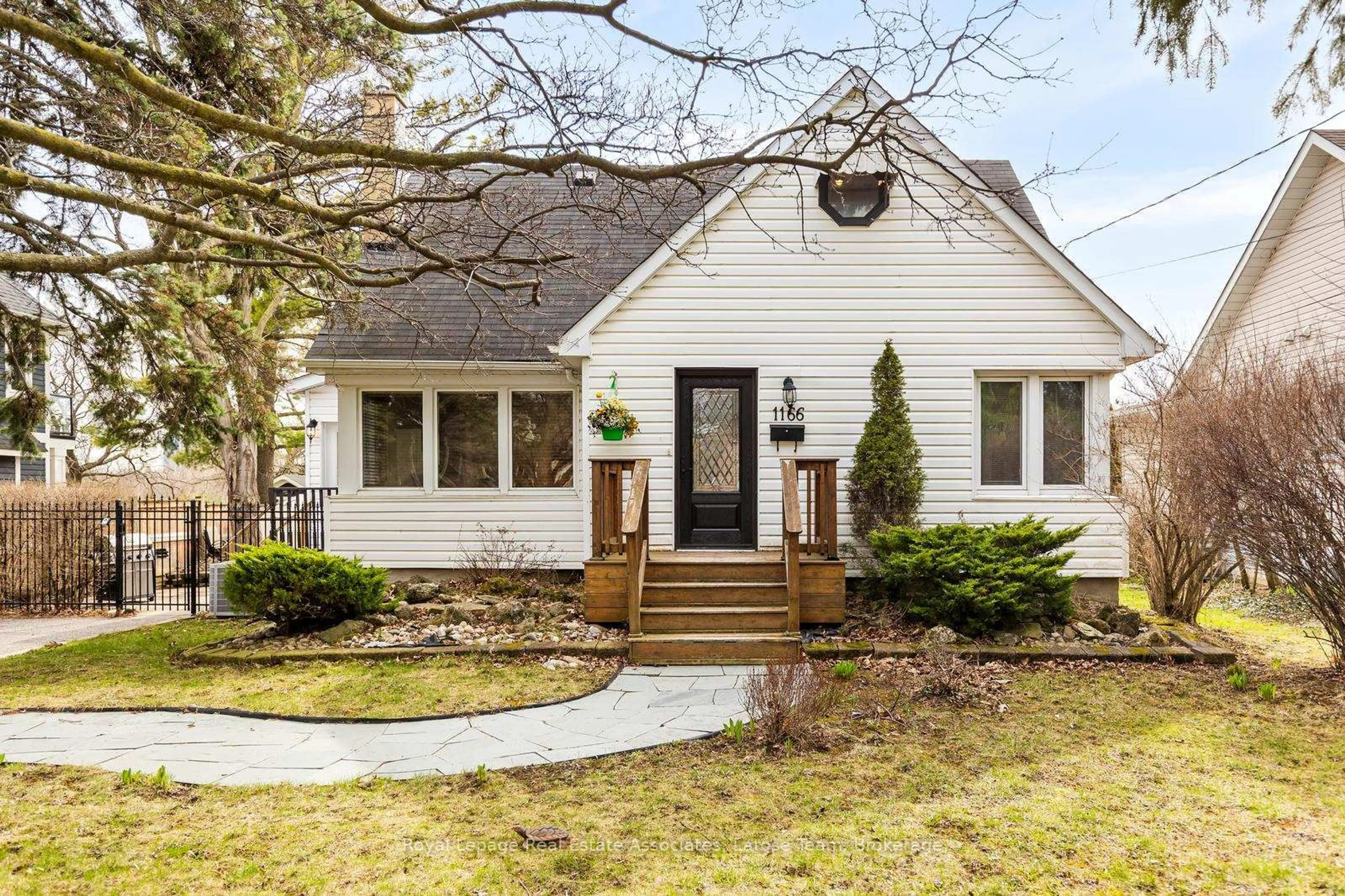 Home with vinyl exterior material, street for 1166 Mineola Gdns, Mississauga Ontario L5G 3X9