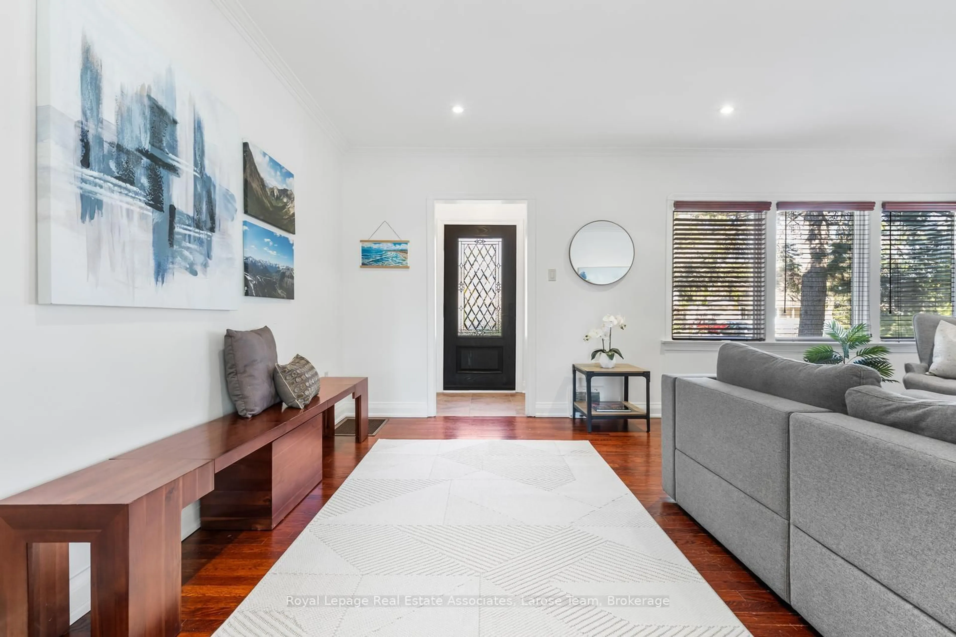 Living room with furniture, unknown for 1166 Mineola Gdns, Mississauga Ontario L5G 3X9